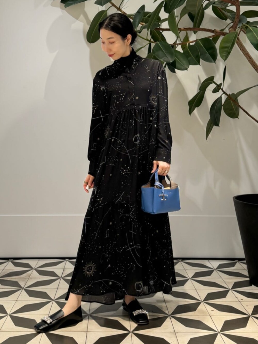 「TOMORROWLAND、トゥモローランド、TOMORROWLAND collection、ballsey、sergio rossi、TOD'S、ペプラムコート、ファーコート、ショートコート、ワンピース、柄ワンピース、モノトーン」｜「TOMORROWLAND collectionのケーブルクロス ファーペプラムコート（ノーカラーコート、ブラック系）」を使った、Nito_TOMORROWLANDさん（レディース・158cm）の冬コーディネートの2枚目の写真