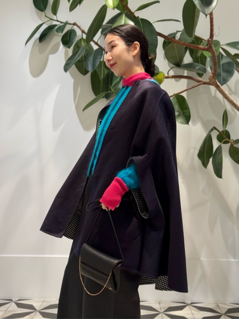 ホワイト系のキャミソール、ブルー系のポンチョ、ブルー系のカーディガン/ボレロを着用したレディースの冬コーディネートの4枚目の写真