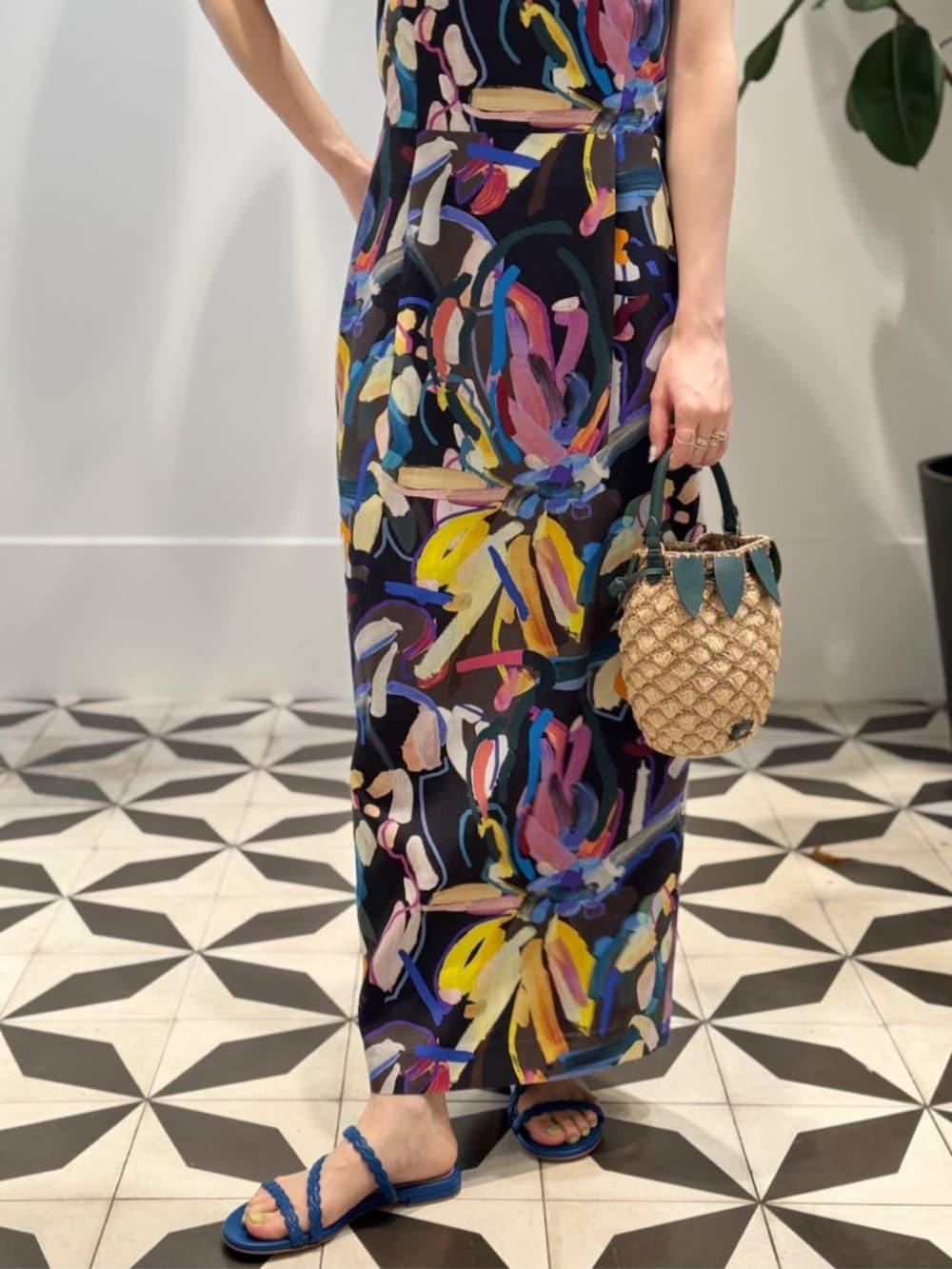 「TOMORROWLAND、トゥモローランド、ballsey、Anya Hindmarch、gianvitorossi、柄ワンピース、ノースリーブワンピース、フラワープリント、大人カジュアル」｜「BALLSEYのシアードット キャップスリーブカーディガン（カーディガン/ボレロ、ブルー系）」を使った、Nito_TOMORROWLANDさん（レディース・158cm）の夏コーディネートの5枚目の写真
