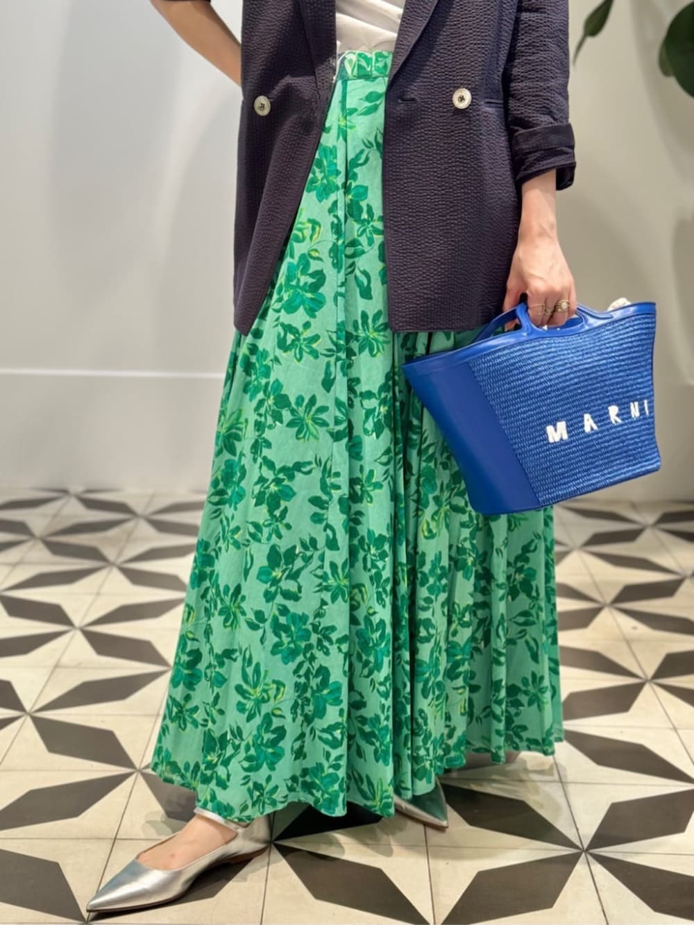 「TOMORROWLAND、トゥモローランド、TOMORROWLAND collection、ballsey、MARIHA、les petits basics、aeyde、MARNI、ダブルジャケット、別注、マキシスカート、柄スカート、グリーン」|「TOMORROWLAND のコットンジャージー キャミソール(キャミソール、ホワイト系)」を使った、Nito_TOMORROWLANDさん(レディース・158cm)の夏コーディネートの4枚目の写真