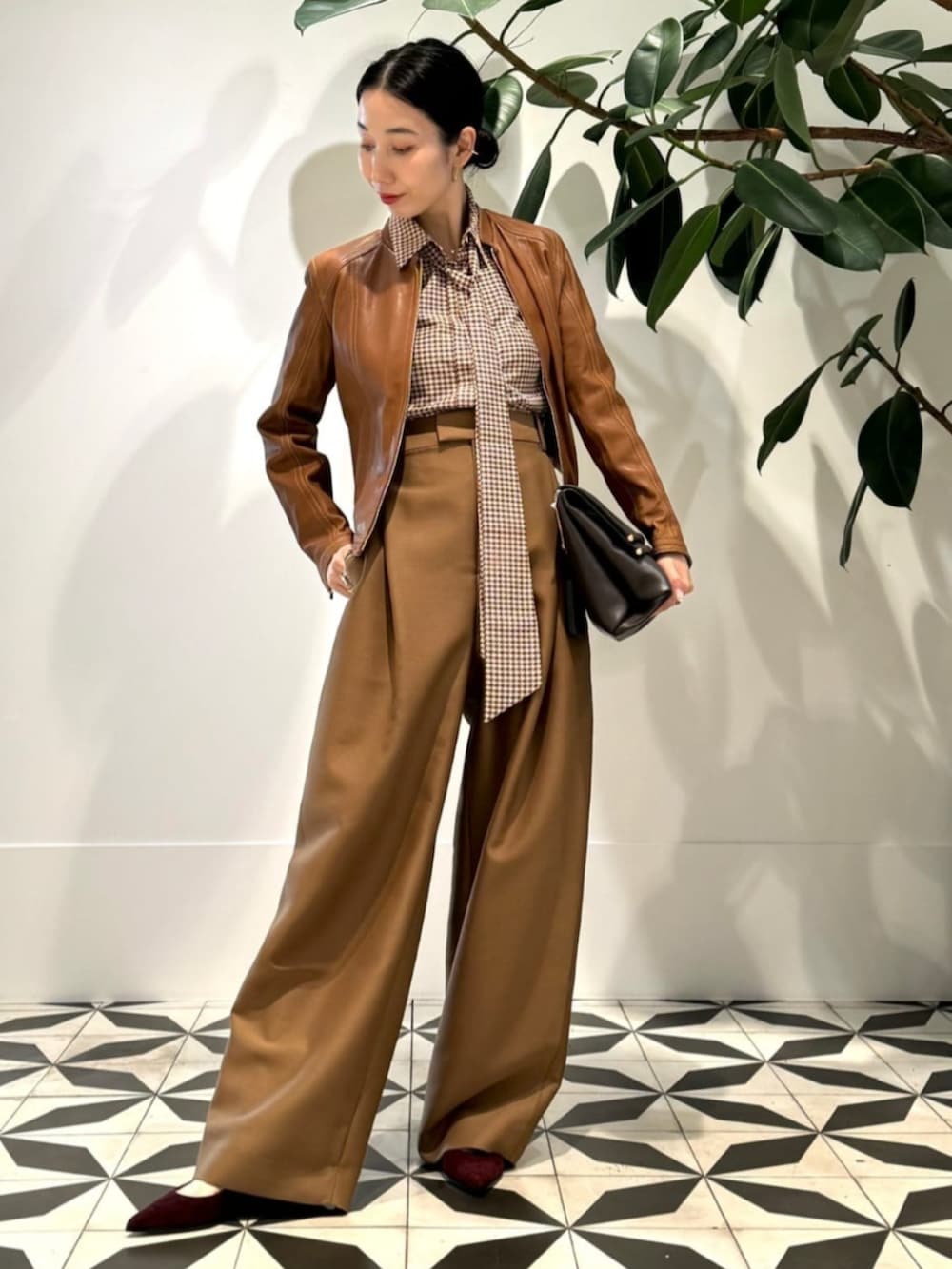 「TOMORROWLAND、トゥモローランド、MARTIN GRANT for TOMORROWLAND、MARTIN GRANT、TOMORROWLAND collection、TOMORROWLAND .B、WANDLER、gianvitorossi、ボウタイブラウス、ハンドトゥース、レザージャケット、別注、ワントーンコーデ」｜「TOMORROWLAND collectionのカラーハウンドトゥース ボウタイブラウス（シャツ/ブラウス、レッド系）」を使った、Nito_TOMORROWLANDさん（レディース・158cm）の秋コーディネートの2枚目の写真