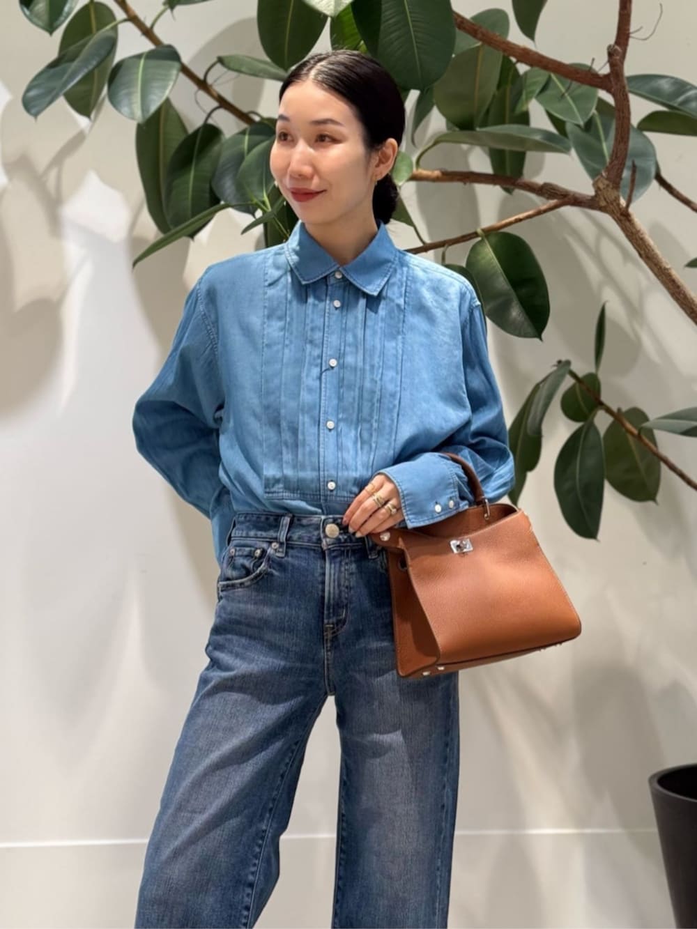 ホワイト系のキャミソール、ブルー系のデニムパンツ、レッド系のノーカラージャケットを着用したレディースの秋コーディネートの4枚目の写真