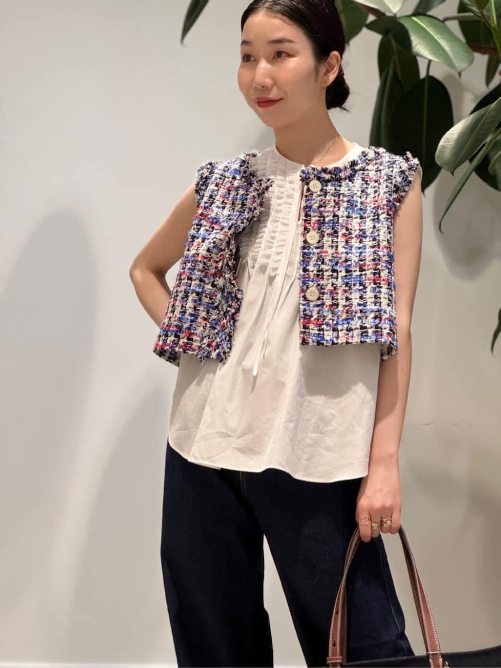 「TOMORROWLAND、TOMORROWLAND collection、トゥモローランド、MACPHEE、ballsey、Anya Hindmarch、ファンシーツイード、ツイードジレ、フロンタブル、2WAY、デニム、ノースリーブブラウス」|「TOMORROWLAND のデニム ワイドストレートパンツ(デニムパンツ、ブルー系)」を使った、Nito_TOMORROWLANDさん(レディース・158cm)の夏コーディネートの2枚目の写真