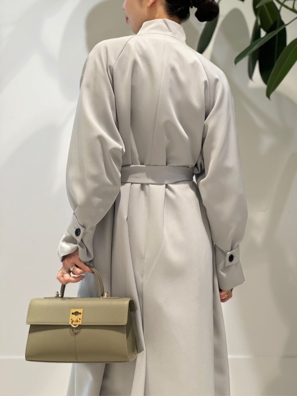 「TOMORROWLAND、トゥモローランド、ballsey、TOMORROWLAND collection、sergio rossi、スタンドカラーコート、パフスリーブワンピース、ワンピース、イエロー、ライトブルー、オケージョン、セレモニー」｜「TOMORROWLAND のコットンジャージー キャミソール（キャミソール、ホワイト系）」を使った、Nito_TOMORROWLANDさん（レディース・158cm）の冬コーディネートの5枚目の写真
