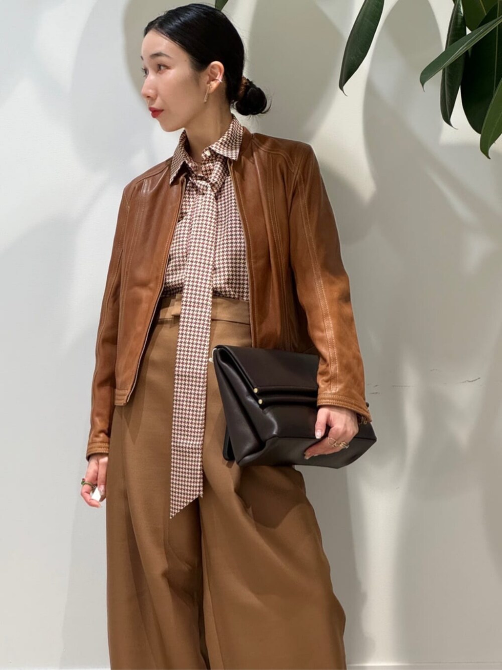 「TOMORROWLAND、トゥモローランド、MARTIN GRANT for TOMORROWLAND、MARTIN GRANT、TOMORROWLAND collection、TOMORROWLAND .B、WANDLER、gianvitorossi、ボウタイブラウス、ハンドトゥース、レザージャケット、別注、ワントーンコーデ」｜「TOMORROWLAND collectionのカラーハウンドトゥース ボウタイブラウス（シャツ/ブラウス、レッド系）」を使った、Nito_TOMORROWLANDさん（レディース・158cm）の秋コーディネートの5枚目の写真
