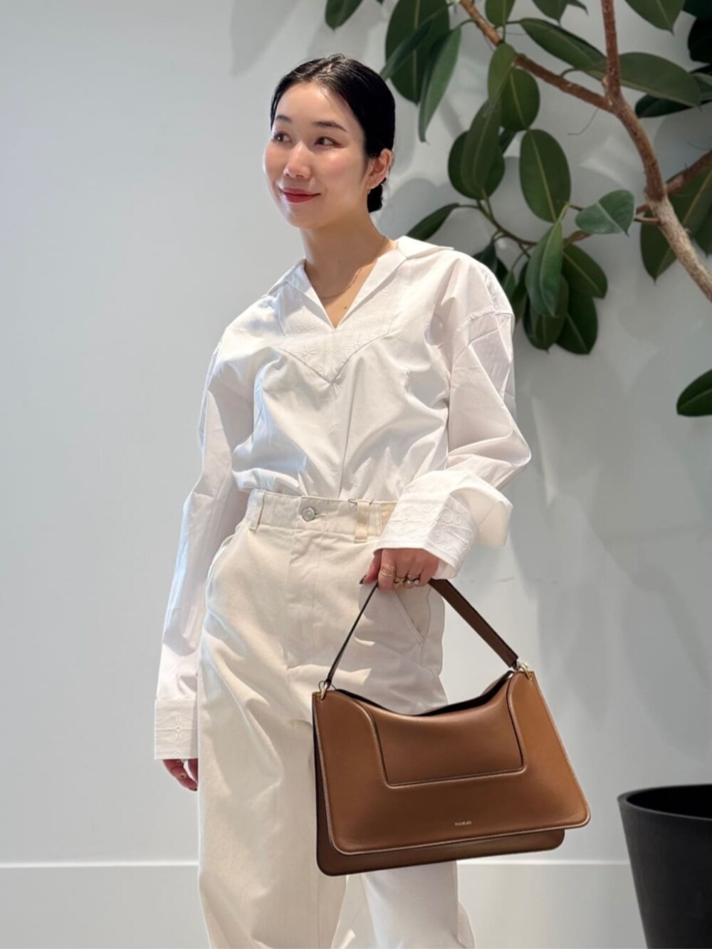 「TOMORROWLAND、トゥモローランド、BOURRIENNE、Bourrienne Paris X、MACPHEE、ballsey、AENEIS、WANDLER、Rieuk、Gianvito Rossi、ホワイトデニム、オープンカラーシャツ、ブラウン、スカーフアレンジ、大人カジュアル」|「TOMORROWLAND のコットンジャージー キャミソール(キャミソール、ホワイト系)」を使った、Nito_TOMORROWLANDさん(レディース・158cm)の春コーディネートの5枚目の写真