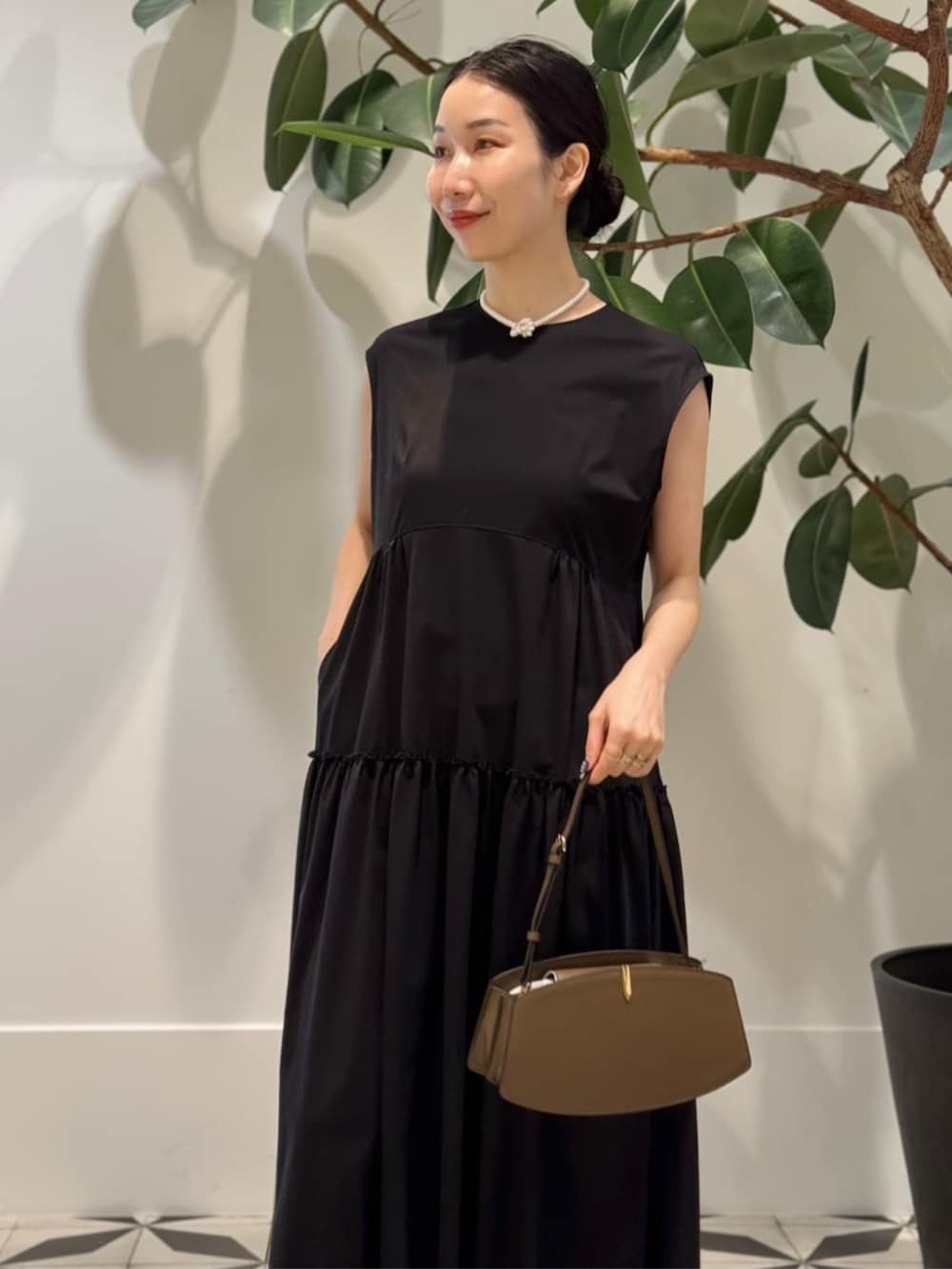 ブラック系のキャミソール、ブラック系のノーカラージャケット、ブラック系のワンピースを着用したレディースの夏コーディネートの4枚目の写真