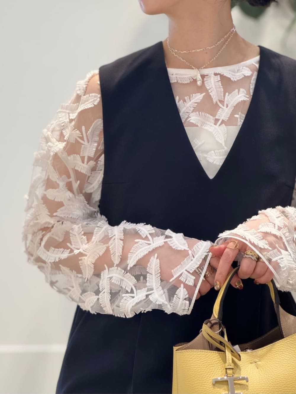 「TOMORROWLAND、トゥモローランド、ballsey、TOMORROWLAND .B、ミラノリブ、ニットジャケット、カーディガン、オールインワン、エンブロイダリー、チュールブラウス、シア―ブラウス、大人カジュアル」｜「TOMORROWLAND のセルロースジャージー キャミソール（キャミソール、ホワイト系）」を使った、Nito_TOMORROWLANDさん（レディース・158cm）の春コーディネートの3枚目の写真