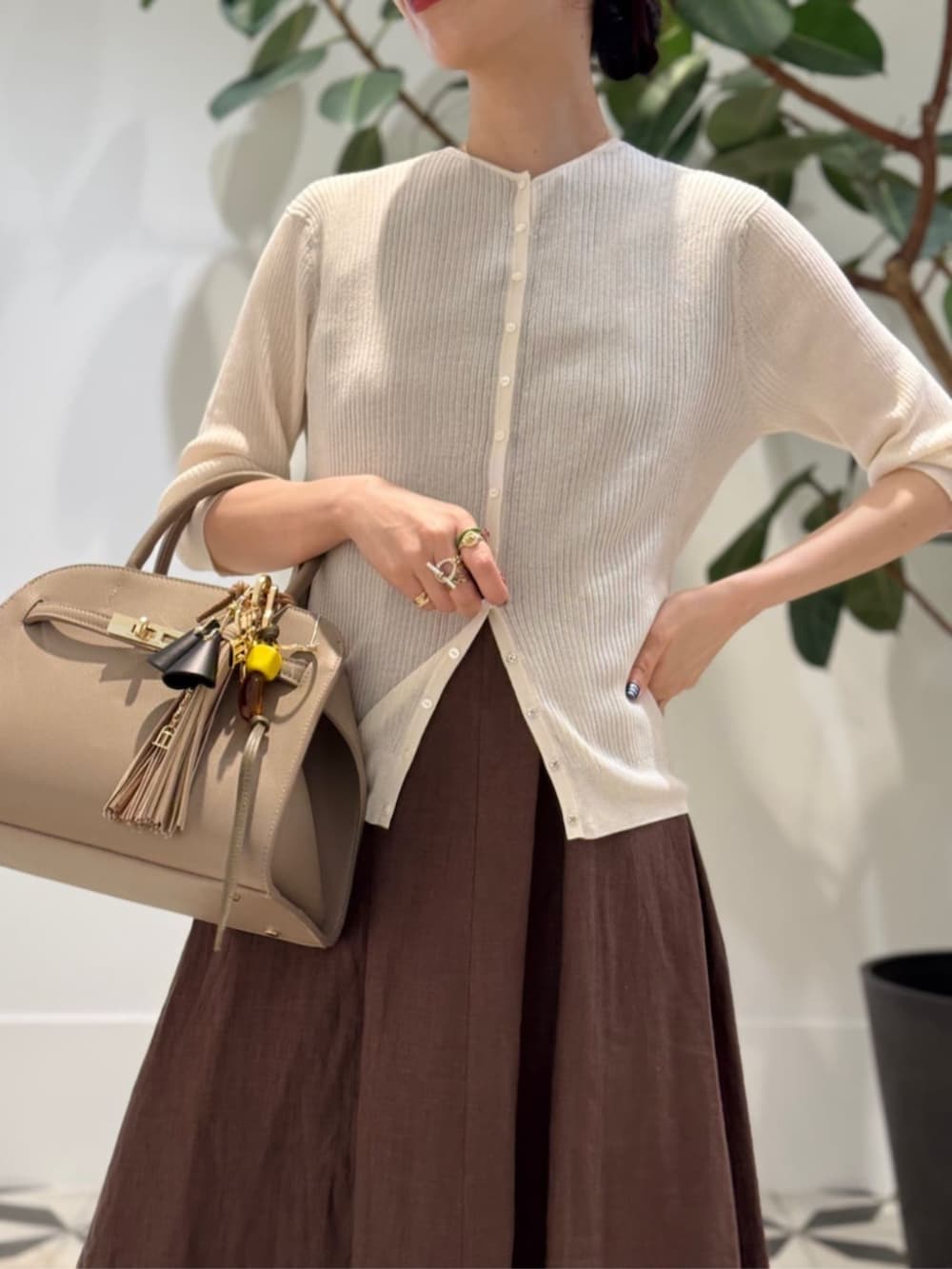 「TOMORROWLAND、トゥモローランド、ballsey、TOMORROWLAND collection、Atelier TOMORROWLAND、カーディガン、ノースリーブワンピース、ブラウン、キーネックワンピース、ワンピース」｜「TOMORROWLAND のコットンジャージー キャミソール（キャミソール、ホワイト系）」を使った、Nito_TOMORROWLANDさん（レディース・158cm）の夏コーディネートの5枚目の写真