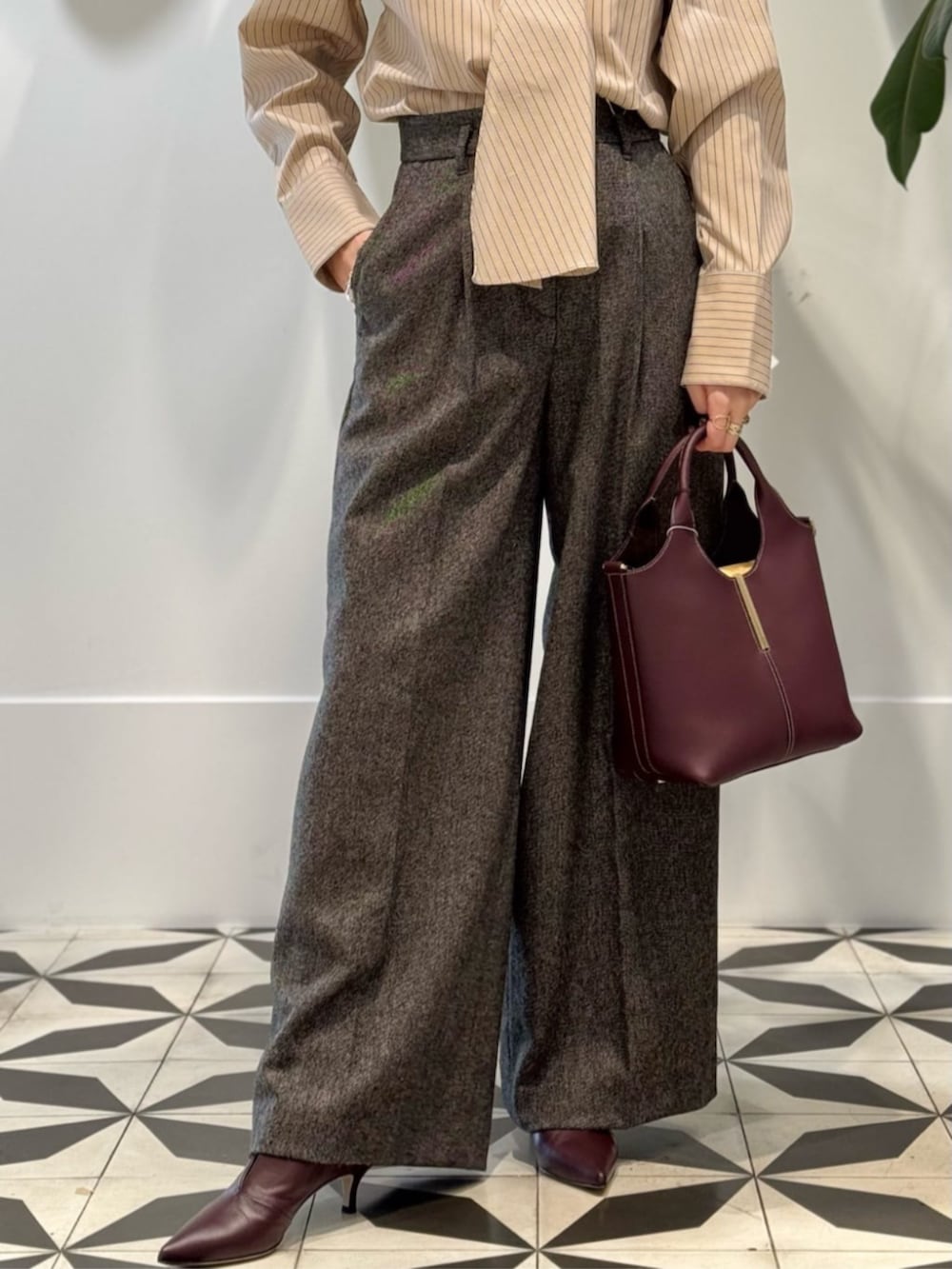 ホワイト系のカーディガン/ボレロ、ホワイト系のキャミソール、ベージュ系のシャツ/ブラウスを着用したレディースの秋コーディネートの4枚目の写真