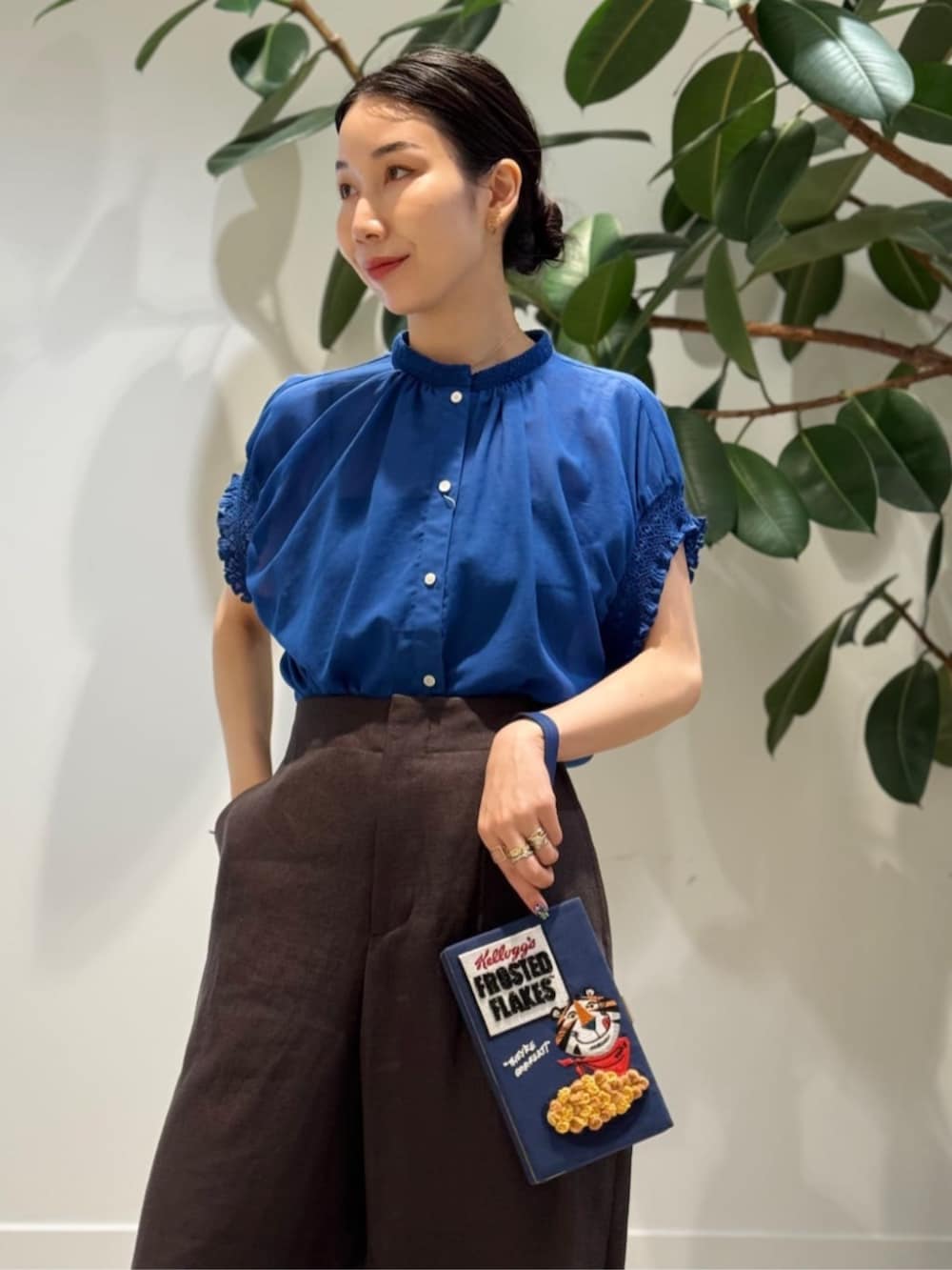 「TOMORROWLAND、トゥモローランド、TOMORROWLAND .B、ballsey、BACCA、aeyde、Anya Hindmarch、ブルー、ブラウス、ワイドパンツ、大人カジュアル」｜「TOMORROWLAND のAeyde MILA ミュールサンダル（サンダル、ブラック系）」を使った、Nito_TOMORROWLANDさん（レディース・158cm）の夏コーディネートの2枚目の写真