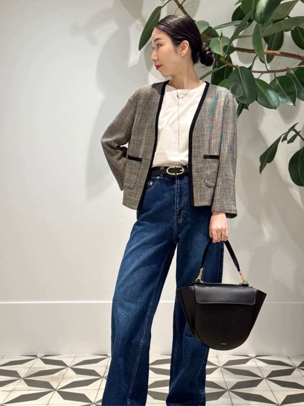 「TOMORROWLAND、TOMORROWLAND collection、トゥモローランド、ATELIER AMBOISE、WANDLER、ノーカラージャケット、デニム、NEOUS、大人カジュアル」｜「TOMORROWLAND のコットンジャージー キャミソール（キャミソール、ホワイト系）」を使った、Nito_TOMORROWLANDさん（レディース・158cm）の夏コーディネートの4枚目の写真
