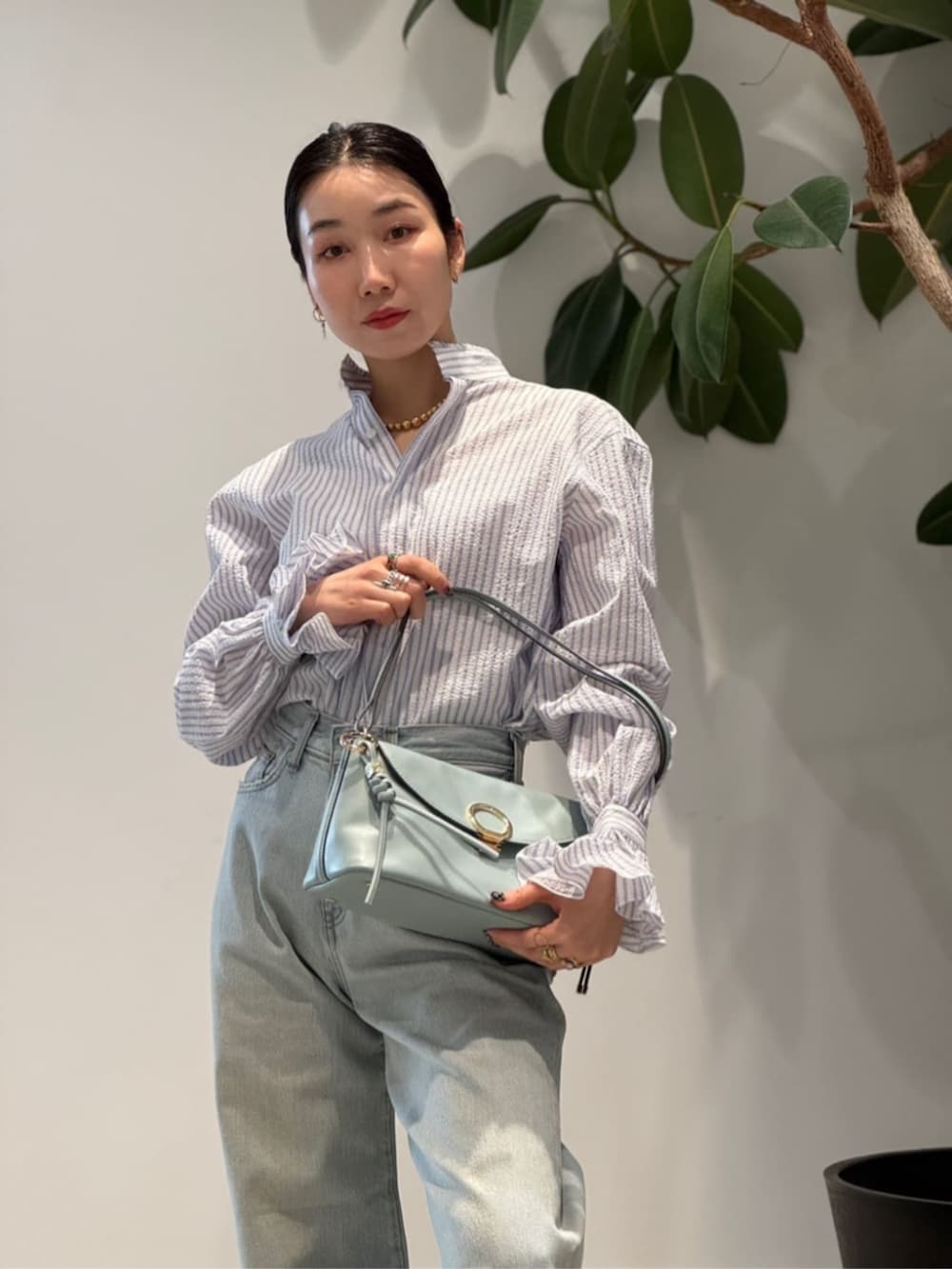 「TOMORROWLAND、トゥモローランド、BOURRIENNE、Bourrienne Paris X、TU ES MON TORESOR、FRANCESCO RUSSO、Atelier TOMORROWLAND、ballsey、LIE STUDIO、スタンドカラーシャツ、ストライプシャツ、デニム、ワントーンコーデ」｜「TOMORROWLAND のコットンジャージー キャミソール（キャミソール、ホワイト系）」を使った、Nito_TOMORROWLANDさん（レディース・158cm）の春コーディネートの2枚目の写真