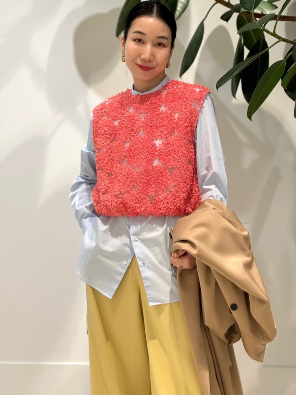 「TOMORROWLAND、トゥモローランド、TOMORROWLAND collection、ballsey、SEBLINE、LIE STUDIO、スタンドカラーコート、トレンチコート、チュールトップス、エンブロイダリー、イエロー、ピンク、レイヤードスタイル」｜「TOMORROWLAND collectionのカバートクロス スタンドカラーコート（トレンチコート、ベージュ系）」を使った、Nito_TOMORROWLANDさん（レディース・158cm）の冬コーディネートの3枚目の写真