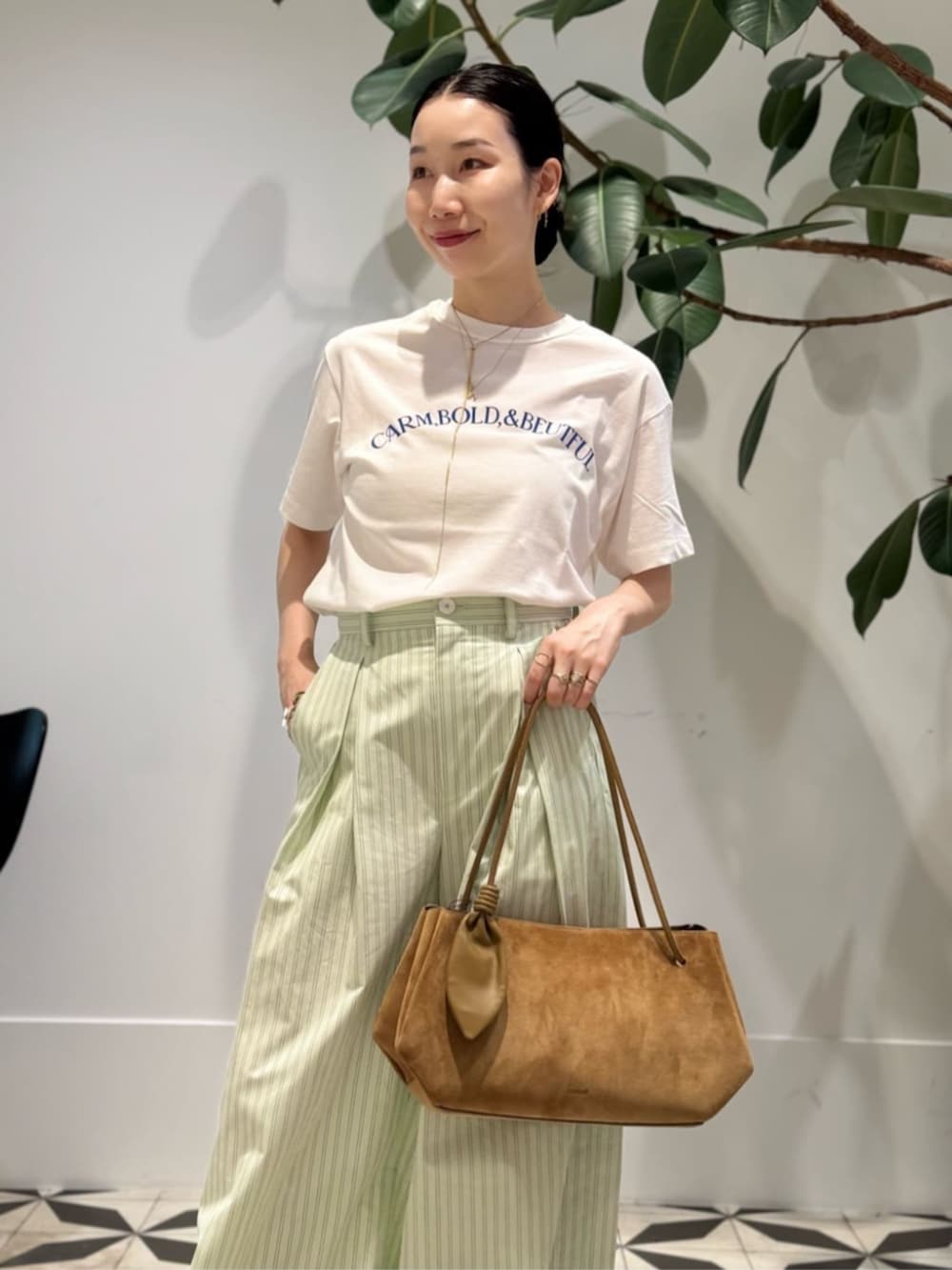 ホワイト系のTシャツ/カットソー、ブラウン系のその他トップス、グリーン系のその他パンツを着用したレディースの夏コーディネートの3枚目の写真