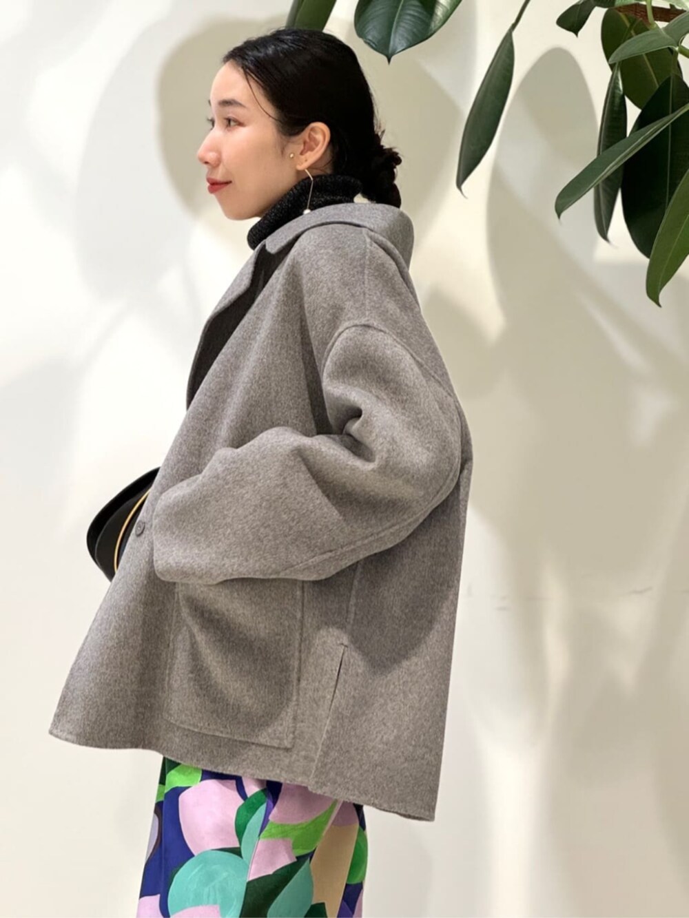 「TOMORROWLAND、トゥモローランド、ballsey、pippichic、WANDLER、ショートコート、フラッフィーニット、ブルー、カーディガン、ラメニット、柄パンツ、レイヤードスタイル」｜「BALLSEYのフラッフィーヤーン Vネックカーディガン（カーディガン/ボレロ、ブルー系）」を使った、Nito_TOMORROWLANDさん（レディース・158cm）の冬コーディネートの4枚目の写真