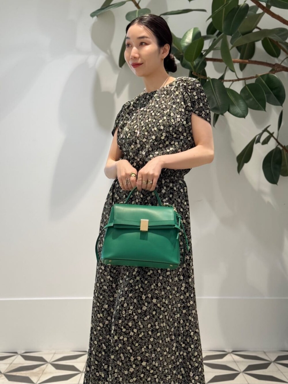 「TOMORROWLAND、トゥモローランド、ballsey、Atelier TOMORROWLAND、NEBULONIE、柄ワンピース、テーラードジャケット、ワンピース、フラワープリント、グリーン、大人カジュアル」|「NEBULONI EのNEBULONI E. MESH TULLE フラットパンプス(パンプス、ゴールド系)」を使った、Nito_TOMORROWLANDさん(レディース・158cm)の夏コーディネートの3枚目の写真