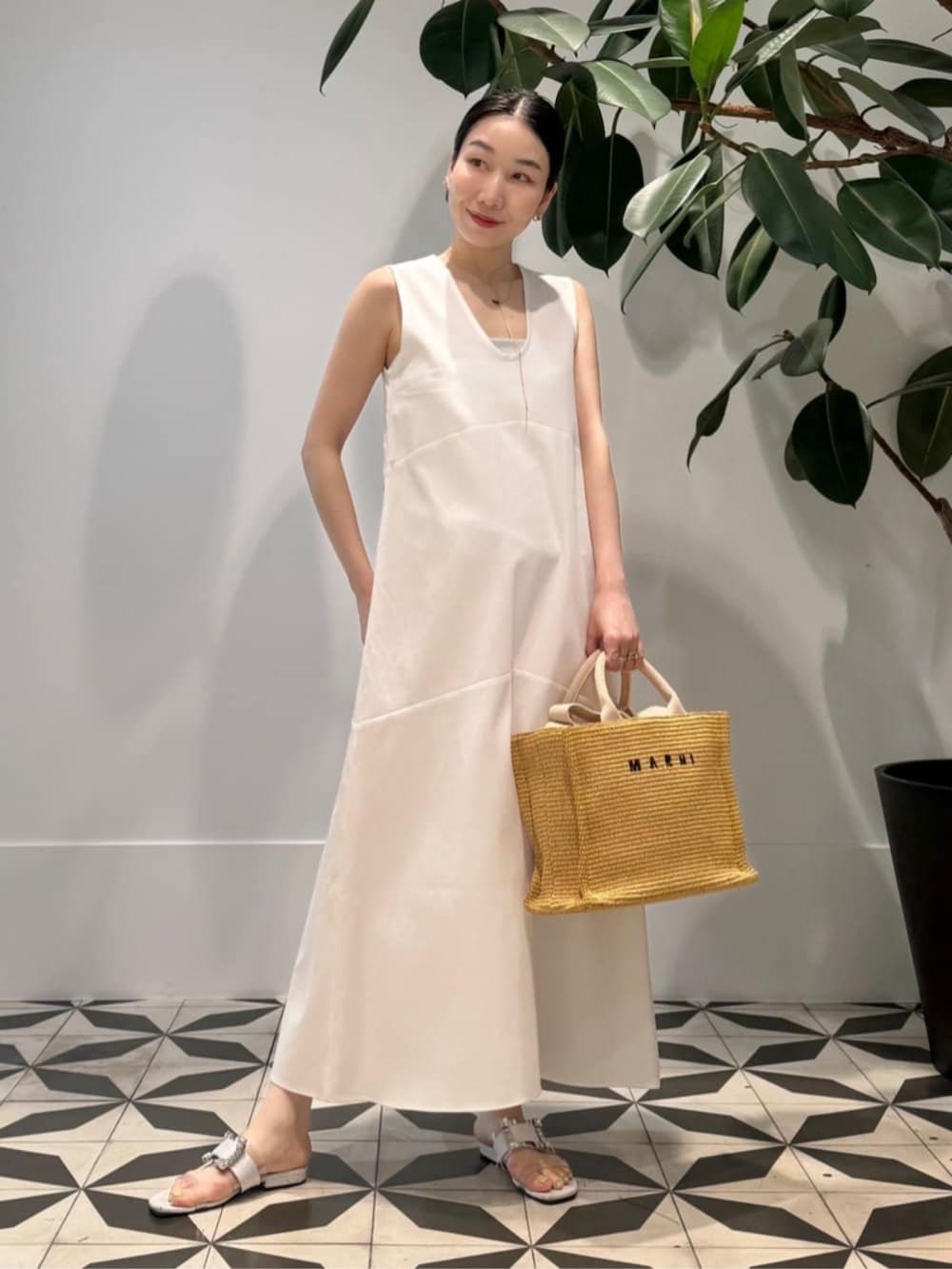 「TOMORROWLAND、トゥモローランド、BACCA、MACPHEE、MARNI、クロシェニット、カーディガン、ワンピース、ノースリーブワンピース、バックリボン、大人カジュアル」｜「BACCAのコットンピケ バックリボンドレス（ワンピース、ホワイト系）」を使った、Nito_TOMORROWLANDさん（レディース・158cm）の夏コーディネートの2枚目の写真