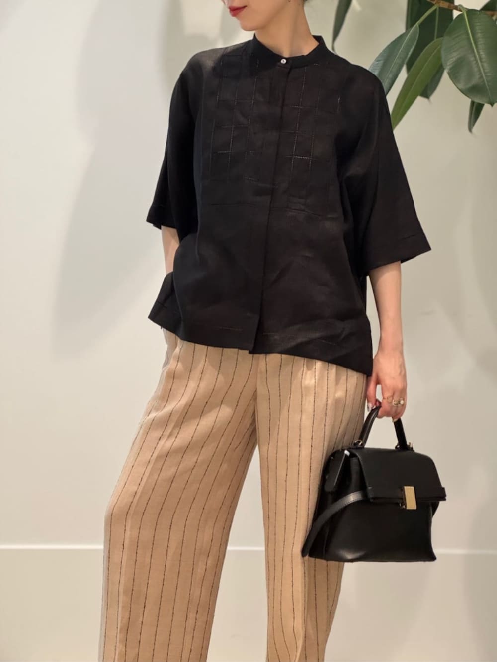 「TOMORROWLAND、TOMORROWLAND collection、トゥモローランド、ballsey、MACPHEE、Atelier TOMORROWLAND、PALOMA BARCELO、Charlotte Chesnais、リネンシャツ、半袖シャツ、ストライプパンツ、大人カジュアル」|「TOMORROWLAND のコットンジャージー キャミソール(キャミソール、ブラック系)」を使った、Nito_TOMORROWLANDさん(レディース・158cm)の夏コーディネートの2枚目の写真