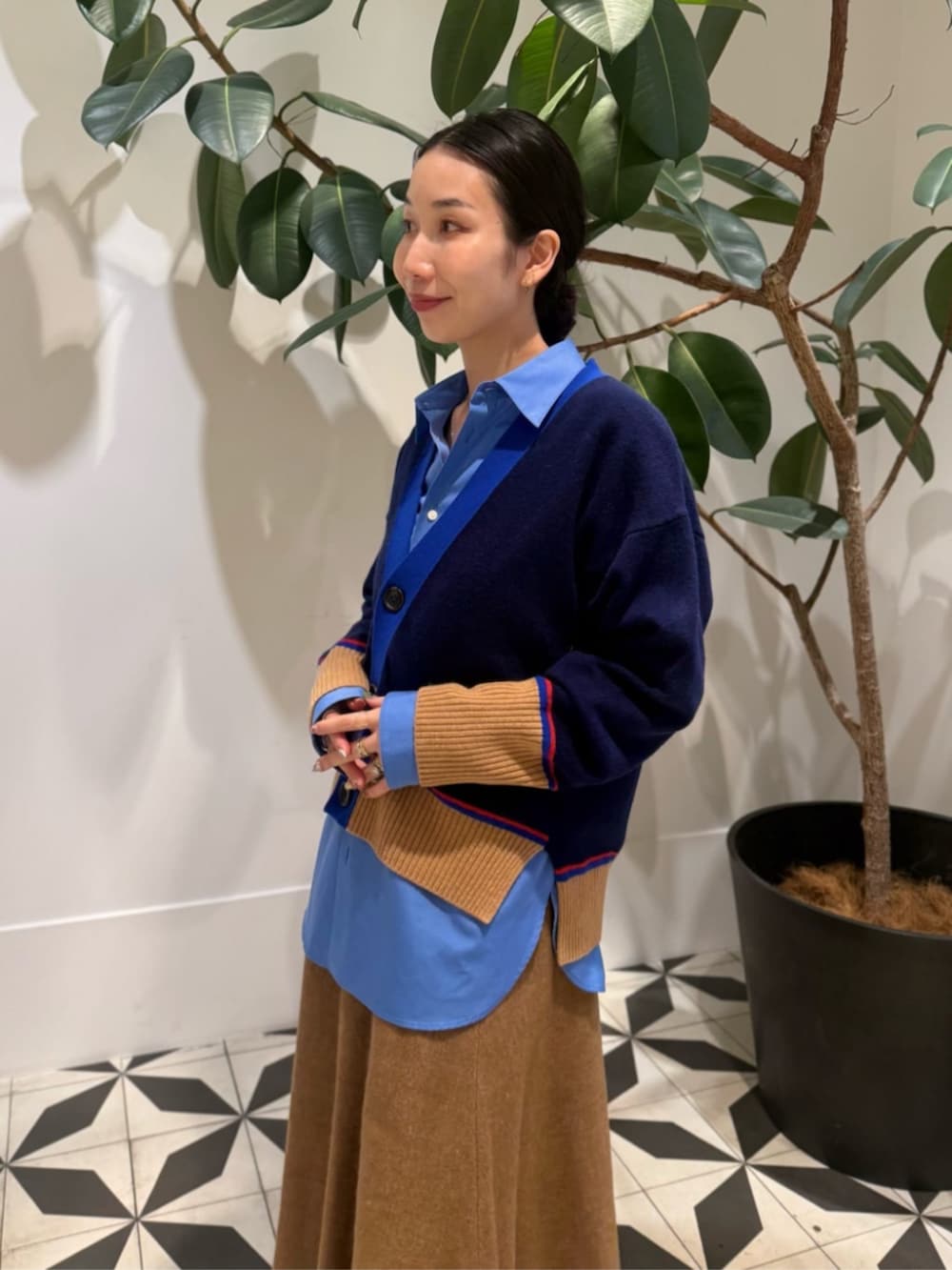 ホワイト系のキャミソール、ブルー系のシャツ/ブラウス、ブルー系のカーディガン/ボレロを着用したレディースの秋コーディネートの2枚目の写真