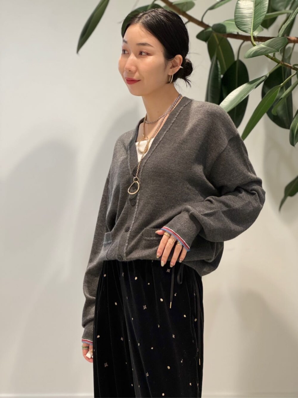 「TOMORROWLAND、トゥモローランド、TOMORROWLAND collection、TOMORROWLAND .B、ZANCHETTI、Charlotte Chesnais、ピーコート、Pコート、ショートコート、ベロアパンツ、エンブロイダリー、カーディガン、モノトーン」|「TOMORROWLAND のセルロースジャージー キャミソール(キャミソール、ホワイト系)」を使った、Nito_TOMORROWLANDさん(レディース・158cm)の冬コーディネートの4枚目の写真