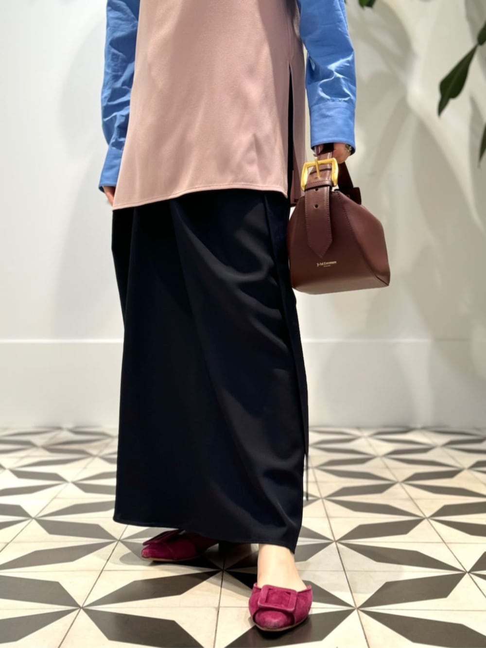 ブルー系のシャツ/ブラウス、ピンク系のシャツ/ブラウスを着用したレディースの秋コーディネートの5枚目の写真