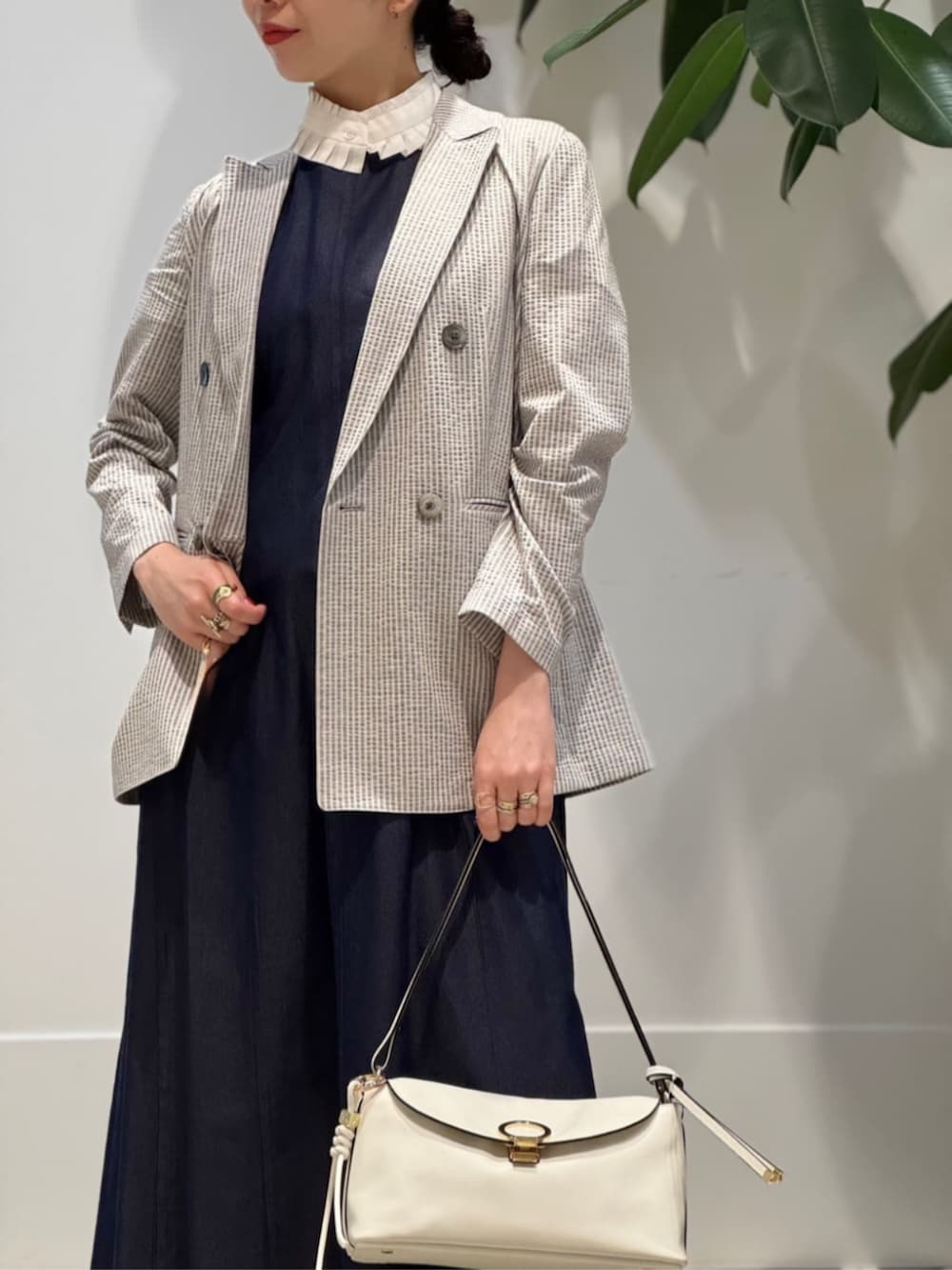 「TOMORROWLAND、TOMORROWLAND collection、トゥモローランド、ballsey、Atelier TOMORROWLAND、NEBULONIE、ストライプジャケット、デニムワンピース、ワンピース、半袖シャツ、フリルシャツ、大人カジュアル」｜「TOMORROWLAND のコットンジャージー キャミソール（キャミソール、ホワイト系）」を使った、Nito_TOMORROWLANDさん（レディース・158cm）の春コーディネートの3枚目の写真
