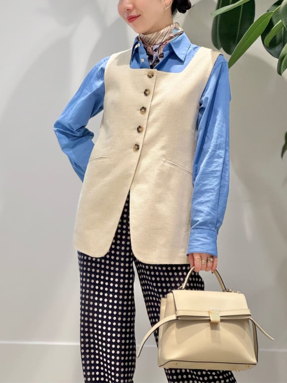 「TOMORROWLAND、TOMORROWLAND collection、トゥモローランド、ballsey、manipuri、BAR JEWELLERY、Atelier TOMORROWLAND、スクエアネック、ジレ、ジャカードパンツ、ブルーシャツ、レイヤードスタイル、大人カジュアル」｜「MACPHEEのファインブロード レギュラーカラーシャツ（シャツ/ブラウス、ブルー系）」を使った、Nito_TOMORROWLANDさん（レディース・158cm）の春コーディネートの2枚目の写真