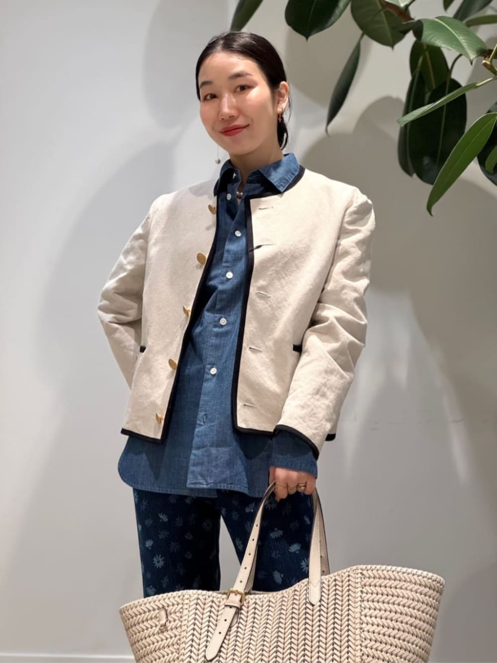 「TOMORROWLAND、トゥモローランド、UNION LAUNCH、MACPHEE、Anya Hindmarch、aeyde、ノーカラージャケット、金ボタン、プリントデニム、デニム、デニムシャツ、シャンブレーシャツ、デニムオンデニム、大人カジュアル」｜「TOMORROWLAND のAeyde　MILA　ナッパレザーヒールサンダル（パンプス、ブラック系）」を使った、Nito_TOMORROWLANDさん（レディース・158cm）の春コーディネートの2枚目の写真