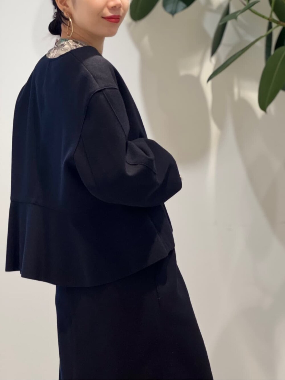 「TOMORROWLAND、トゥモローランド、TOMORROWLAND collection、ballsey、VASIC、セットアップ、ショートコート、グレンチェック、ペプラムジャケット、フラワープリント、柄ブラウス」|「TOMORROWLAND のコットンジャージー キャミソール(キャミソール、ブラック系)」を使った、Nito_TOMORROWLANDさん(レディース・158cm)の冬コーディネートの6枚目の写真