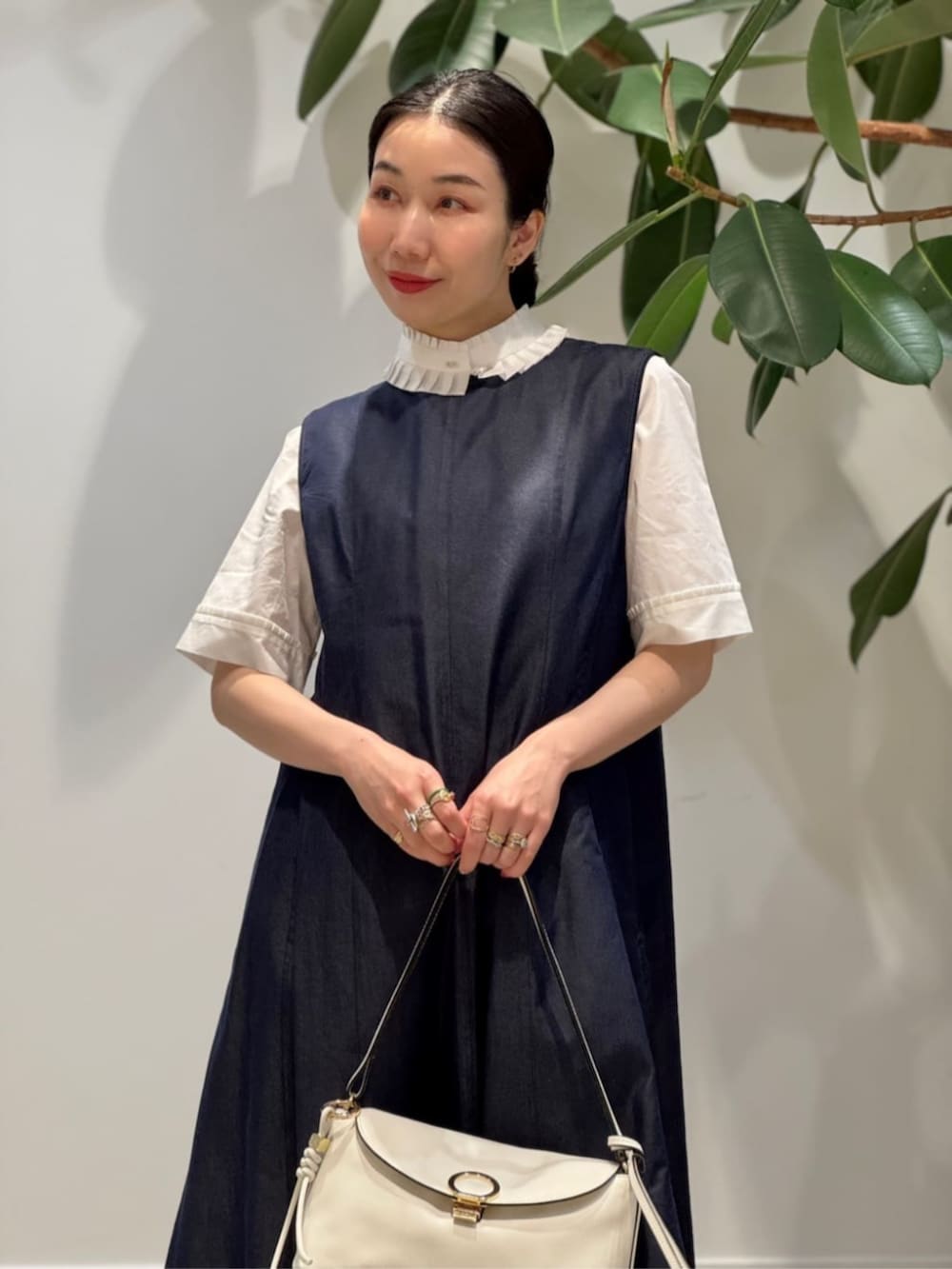 「TOMORROWLAND、TOMORROWLAND collection、トゥモローランド、ballsey、Atelier TOMORROWLAND、NEBULONIE、ストライプジャケット、デニムワンピース、ワンピース、半袖シャツ、フリルシャツ、大人カジュアル」｜「TOMORROWLAND のコットンジャージー キャミソール（キャミソール、ホワイト系）」を使った、Nito_TOMORROWLANDさん（レディース・158cm）の春コーディネートの4枚目の写真