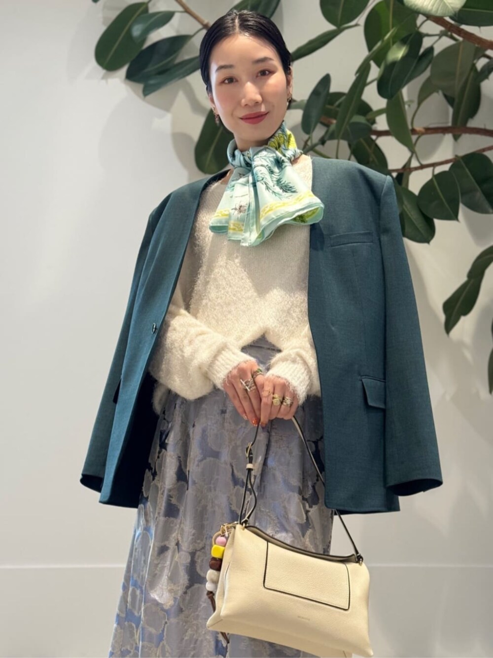 「TOMORROWLAND、トゥモローランド、TOMORROWLAND collection、TOMORROWLAND .B、manipuri、NEOUS、WANDLER、ノーカラージャケット、ジャカードスカート、シャイニースカート、Vネックニット、大人カジュアル」｜「TOMORROWLAND .BのTOMORROWLAND .B ウールトロ ノーカラージャケット（その他アウター、グリーン系）」を使った、Nito_TOMORROWLANDさん（レディース・158cm）の冬コーディネートの3枚目の写真
