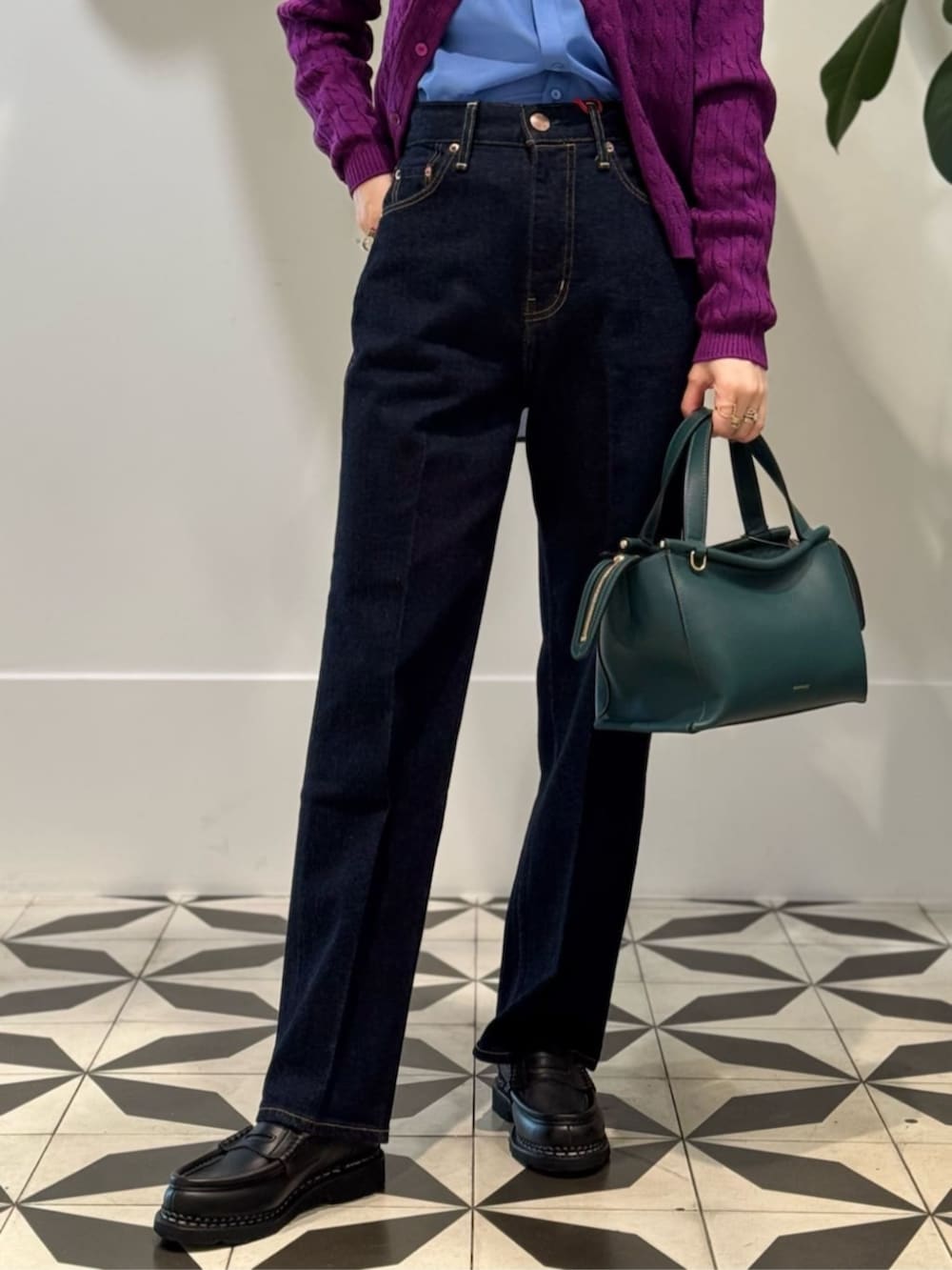 ブルー系のデニムパンツ、ホワイト系のキャミソール、ブルー系のテーラードジャケットを着用したレディースの夏コーディネートの7枚目の写真