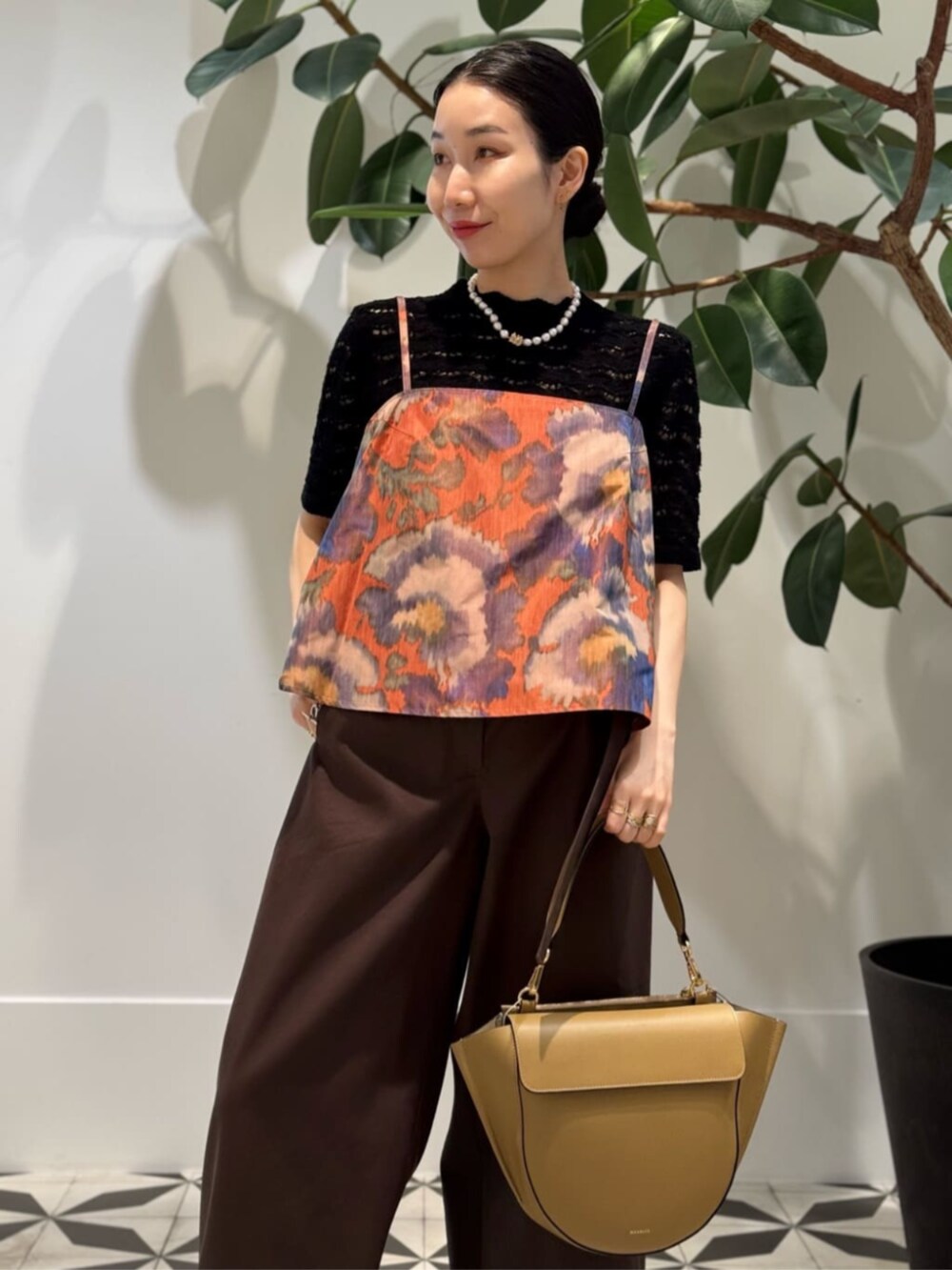 ホワイト系のキャミソール、レッド系のパンプス、オレンジ系のその他トップスを着用したレディースの夏コーディネートの3枚目の写真