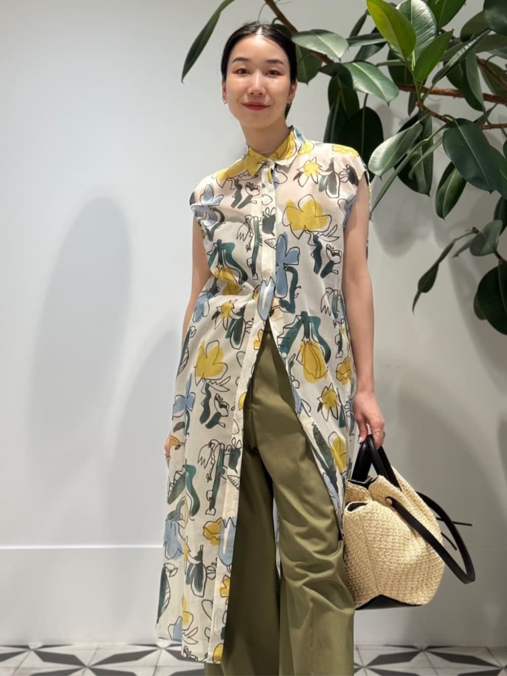 「TOMORROWLAND、TOMORROWLAND collection、BACCA、Atelier TOMORROWLAND、PALOMA BARCELO、柄ワンピース、ノースリーブブラウス、フラワープリント、タックパンツ、大人カジュアル」｜「Paloma BarceloのPALOMA BARCELO BRIGITE ラフィアヒールミュール（サンダル、ブラック系）」を使った、Nito_TOMORROWLANDさん（レディース・158cm）の夏コーディネートの2枚目の写真