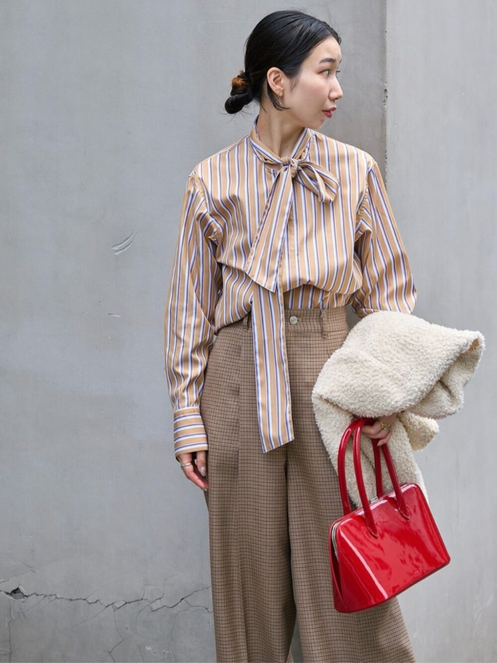 「TOMORROWLAND、トゥモローランド、ballsey、MACPHEE、VASIC、HENRI EN VARGO、ノーカラージャケット、ファンシーツイード、ツイードジャケット、チェックパンツ、ボウタイブラウス、ストライプシャツ、ベージュ、ワントーンコーデ」｜「TOMORROWLAND のコットンジャージー キャミソール（キャミソール、ホワイト系）」を使った、Nito_TOMORROWLANDさん（レディース・158cm）の秋コーディネートの2枚目の写真
