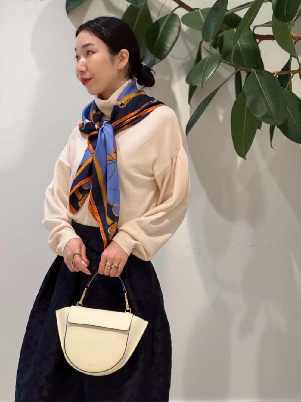 「TOMORROWLAND、トゥモローランド、TOMORROWLAND collection、ballsey、manipuri、NEOUS、TOD'S、カシミヤコート、バレルスカート、フラワーモチーフ、大人カジュアル、スカーフアレンジ」｜「TOMORROWLAND collectionのウェービーカシミヤ ノーカラーコート（ノーカラーコート、ブルー系）」を使った、Nito_TOMORROWLANDさん（レディース・158cm）の冬コーディネートの4枚目の写真