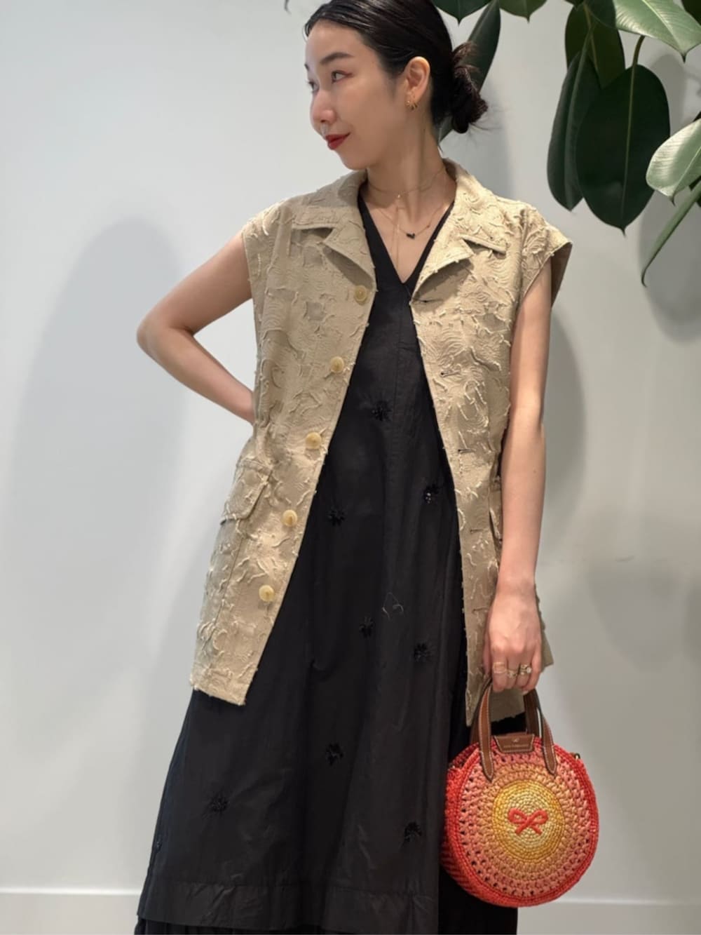 「TOMORROWLAND、トゥモローランド、MACPHEE、ballsey、NE QUITTEZ PAS、ne Quittez pas BLACK、Anya Hindmarch、PALOMA BARCELO、ジレ、ジャカードジレ、ビーズ刺繍、ワンピース」｜「TOMORROWLAND のコットンジャージー キャミソール（キャミソール、ブラック系）」を使った、Nito_TOMORROWLANDさん（レディース・158cm）の夏コーディネートの3枚目の写真