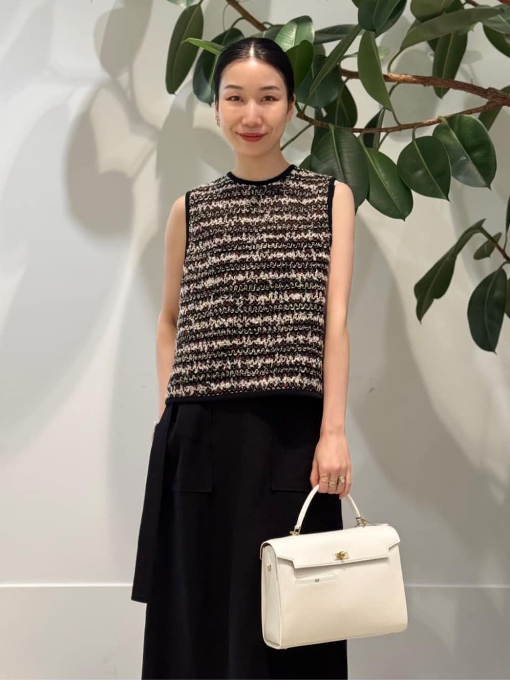 「TOMORROWLAND、トゥモローランド、TOMORROWLAND collection、ballsey、BACCA、Anya Hindmarch、sergio rossi、フロンタブル、エプロンスカート、大人カジュアル」｜「TOMORROWLAND のコットンジャージー キャミソール（キャミソール、ブラック系）」を使った、Nito_TOMORROWLANDさん（レディース・158cm）の夏コーディネートの2枚目の写真