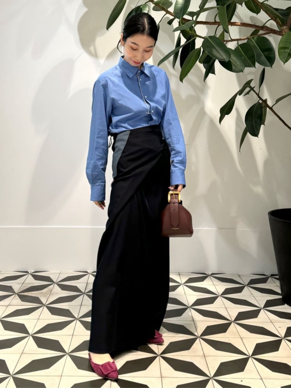 ブルー系のシャツ/ブラウス、ピンク系のシャツ/ブラウスを着用したレディースの秋コーディネートの2枚目の写真