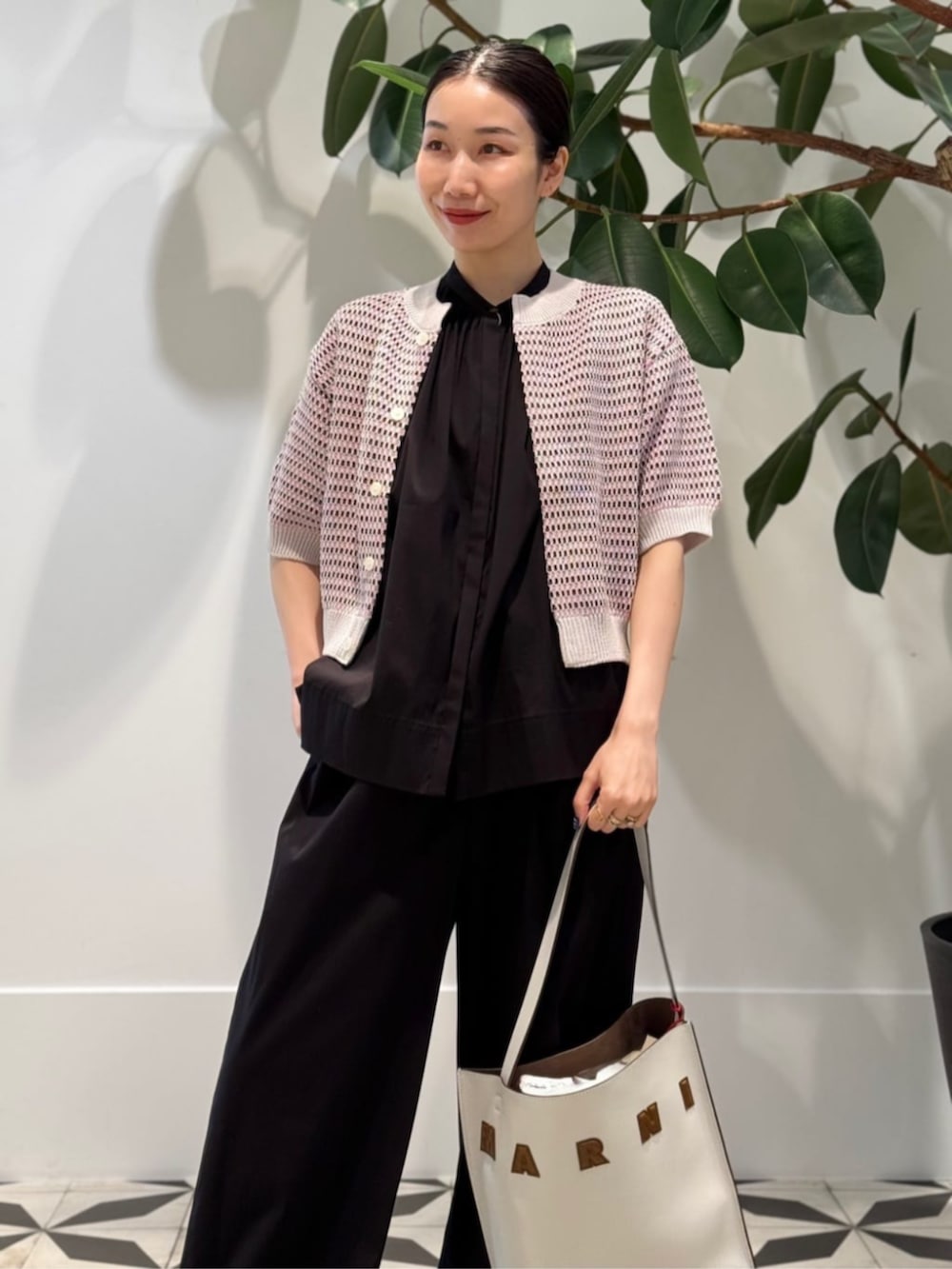 「TOMORROWLAND、TOMORROWLAND collection、トゥモローランド、ballsey、MACPHEE、MARNI、半袖ニット、カーディガン、ノースリーブブラウス、セットアップ、オフィススタイル、大人カジュアル」|「TOMORROWLAND のコットンジャージー キャミソール(キャミソール、ブラック系)」を使った、Nito_TOMORROWLANDさん(レディース・158cm)の夏コーディネートの3枚目の写真