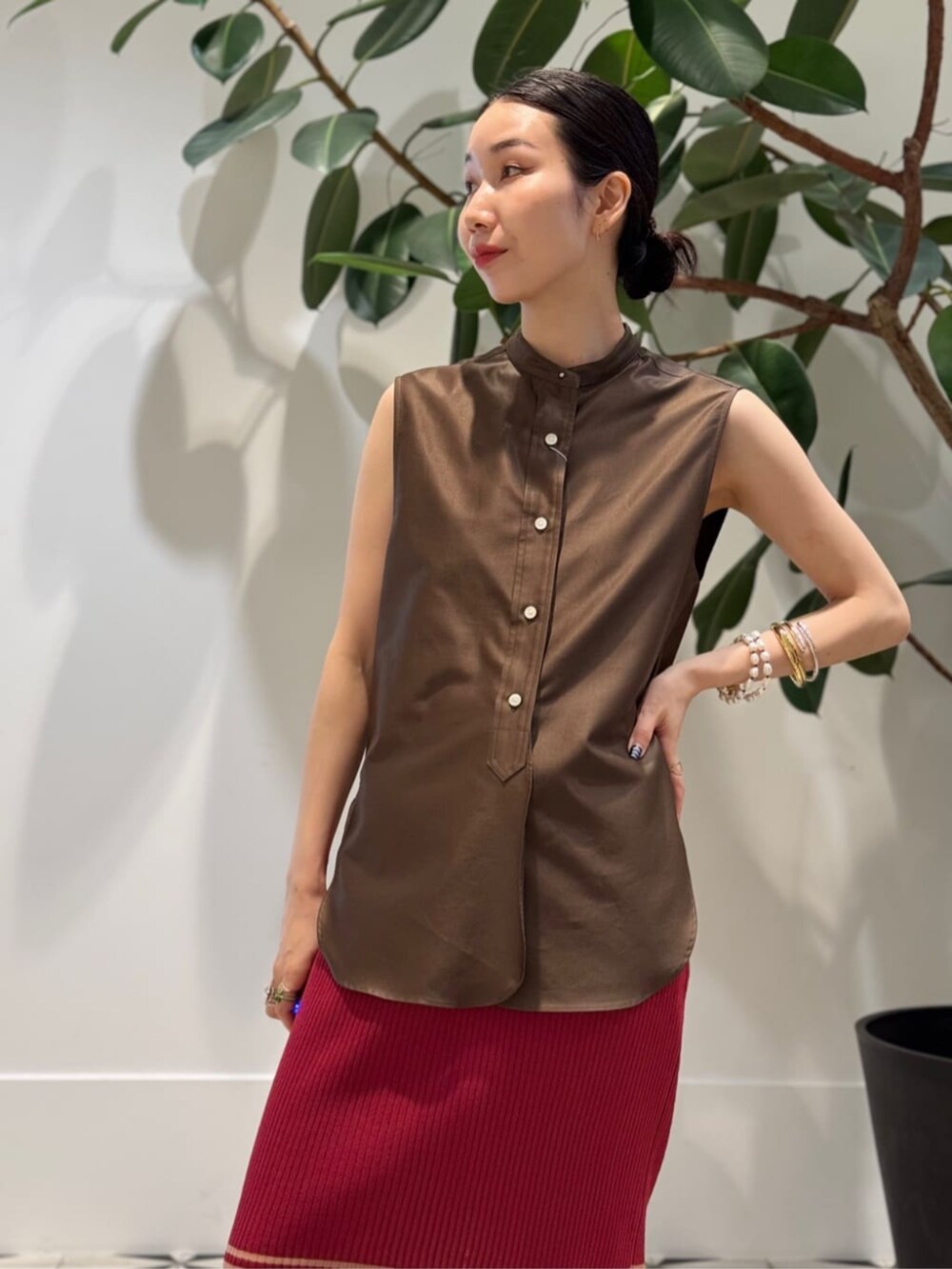 ベージュ系のトートバッグ、ホワイト系のキャミソール、ベージュ系のその他パンツを着用したレディースの夏コーディネートの2枚目の写真