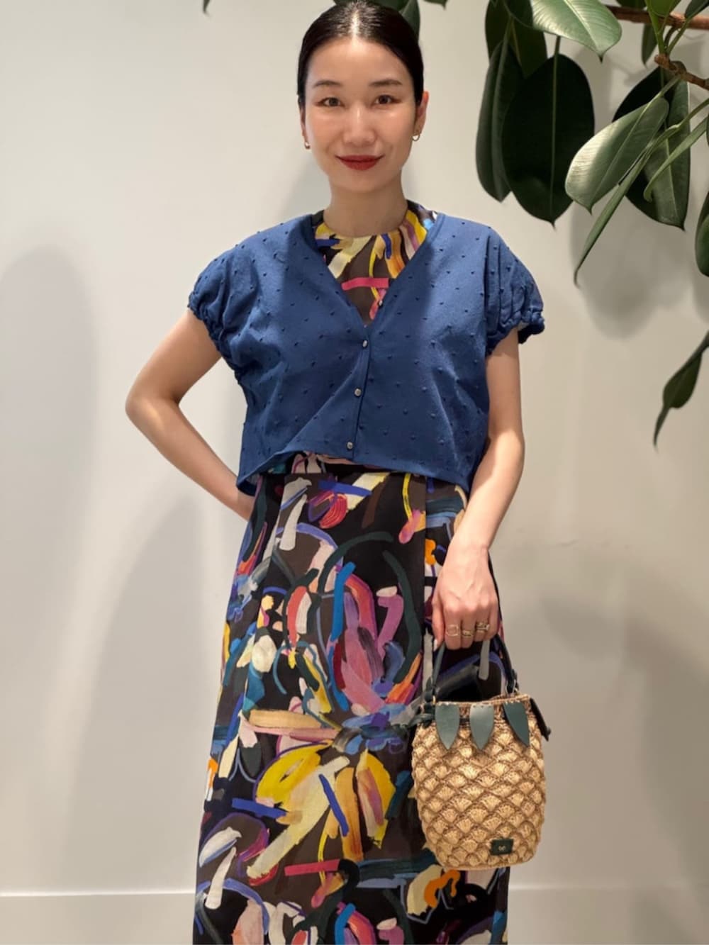 「TOMORROWLAND、トゥモローランド、ballsey、Anya Hindmarch、gianvitorossi、柄ワンピース、ノースリーブワンピース、フラワープリント、大人カジュアル」｜「BALLSEYのシアードット キャップスリーブカーディガン（カーディガン/ボレロ、ブルー系）」を使った、Nito_TOMORROWLANDさん（レディース・158cm）の夏コーディネートの3枚目の写真