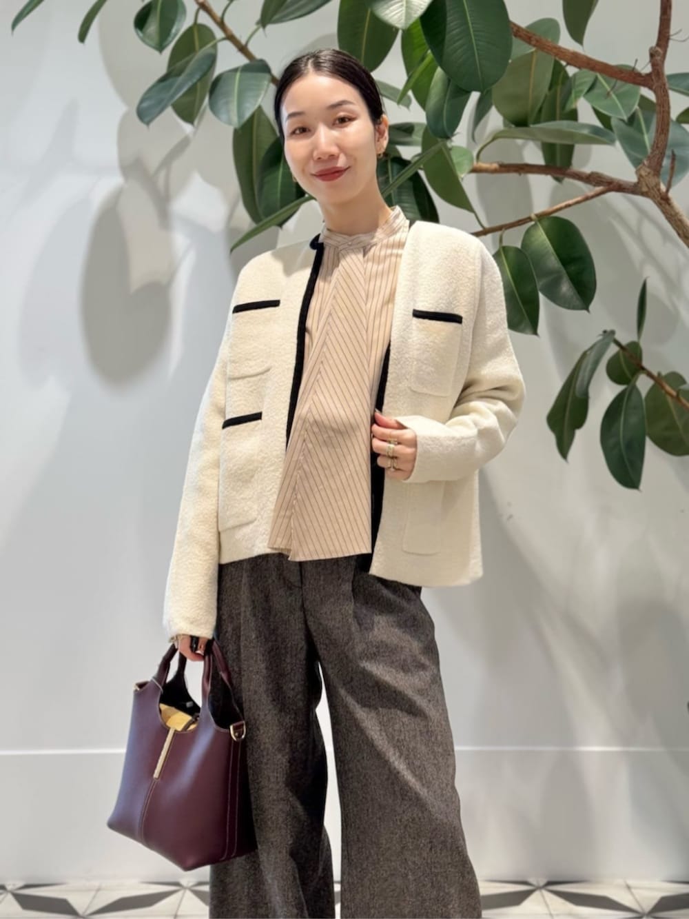 ホワイト系のカーディガン/ボレロ、ホワイト系のキャミソール、ベージュ系のシャツ/ブラウスを着用したレディースの秋コーディネートの3枚目の写真