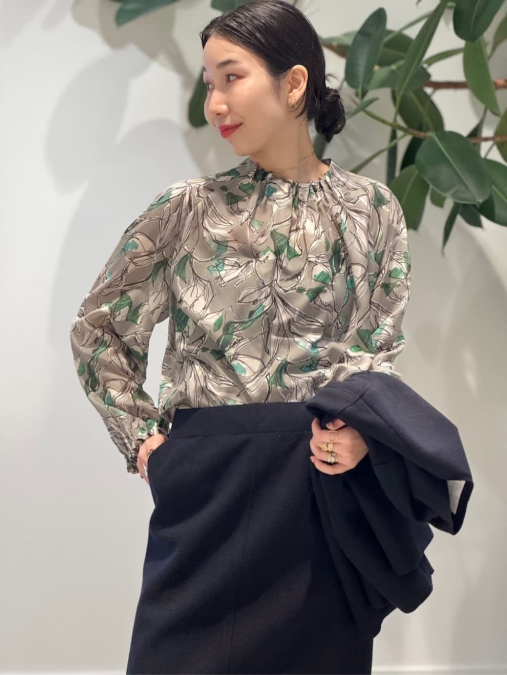 「TOMORROWLAND、トゥモローランド、TOMORROWLAND collection、ballsey、VASIC、セットアップ、ショートコート、グレンチェック、ペプラムジャケット、フラワープリント、柄ブラウス」|「TOMORROWLAND のコットンジャージー キャミソール(キャミソール、ブラック系)」を使った、Nito_TOMORROWLANDさん(レディース・158cm)の冬コーディネートの5枚目の写真