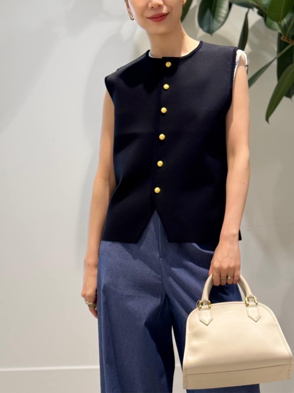 「TOMORROWLAND、トゥモローランド、TOMORROWLAND collection、ballsey、MACPHEE、J&M DAVIDSON、ミラノリブ、柄ブラウス、ノースリーブブラウス、大人カジュアル」｜「MACPHEEのミラノリブ クルーネックベスト（ベスト、ブルー系）」を使った、Nito_TOMORROWLANDさん（レディース・158cm）の夏コーディネートの4枚目の写真