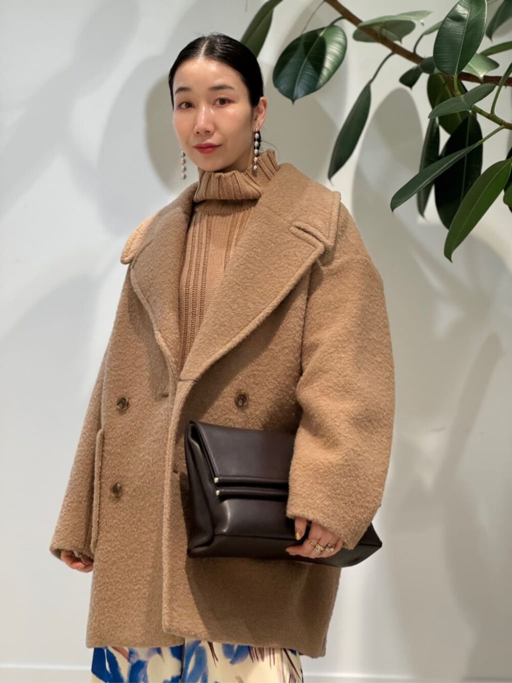 「TOMORROWLAND、トゥモローランド、MACPHEE、ballsey、WANDLER、pellico、Max Mara、LIE STUDIO、ピーコート、Pコート、ショートコート、キャメル、柄スカート」｜「TOMORROWLAND のLIE STUDIO ボールチェーンピアス（ピアス（両耳用）、シルバー系）」を使った、Nito_TOMORROWLANDさん（レディース・158cm）の冬コーディネートの4枚目の写真