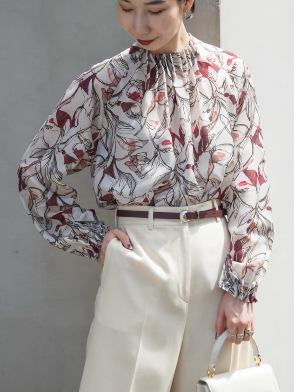 「TOMORROWLAND、トゥモローランド、ballsey、TOMORROWLAND collection、LEFIJE、ブラウス、フラワープリント、柄ブラウス、ワントーンコーデ、大人カジュアル」｜「TOMORROWLAND のコットンジャージー キャミソール（キャミソール、ホワイト系）」を使った、Nito_TOMORROWLANDさん（レディース・158cm）の秋コーディネートの2枚目の写真