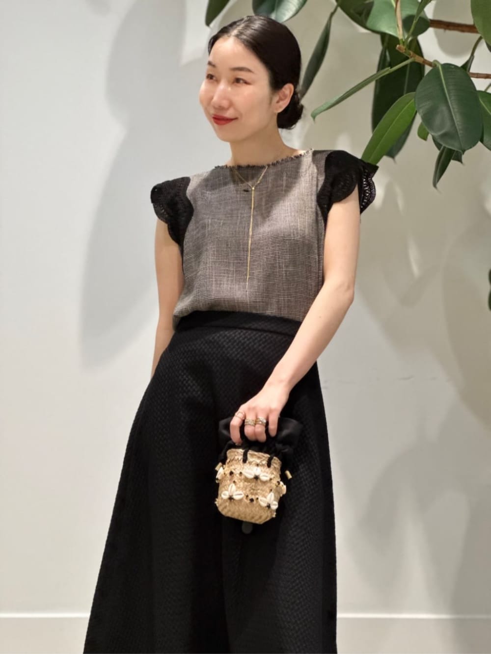 「TOMORROWLAND、トゥモローランド、ballsey、LE NINE、sergio rossi、ノーカラージャケット、レーススリーブ、ブラウス、ジャカードスカート、フレアスカート、大人カジュアル、モノトーン、アンサンブル」|「TOMORROWLAND のコットンジャージー キャミソール(キャミソール、ブラック系)」を使った、Nito_TOMORROWLANDさん(レディース・158cm)の春コーディネートの4枚目の写真
