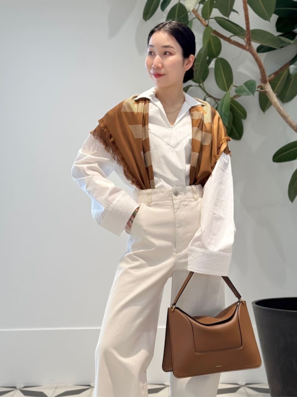 「TOMORROWLAND、トゥモローランド、BOURRIENNE、Bourrienne Paris X、MACPHEE、ballsey、AENEIS、WANDLER、Rieuk、Gianvito Rossi、ホワイトデニム、オープンカラーシャツ、ブラウン、スカーフアレンジ、大人カジュアル」|「TOMORROWLAND のコットンジャージー キャミソール(キャミソール、ホワイト系)」を使った、Nito_TOMORROWLANDさん(レディース・158cm)の春コーディネートの2枚目の写真